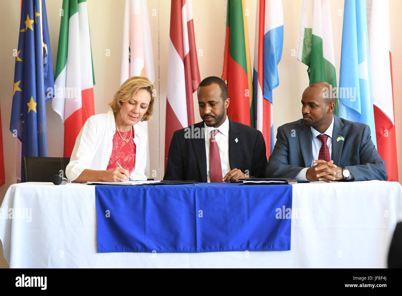 Le 9 mai 2017, Jamal Mohamed Hassan, ministre somalien de la planification et de la promotion économique, et l’ambassadrice de l’UE, Véronique Lorenzo, ont signé un accord à Mogadiscio, marquant la célébration de la Journée de l’Europe et réaffirmant l’engagement de l’UE à soutenir le développement économique de la Somalie. Banque D'Images