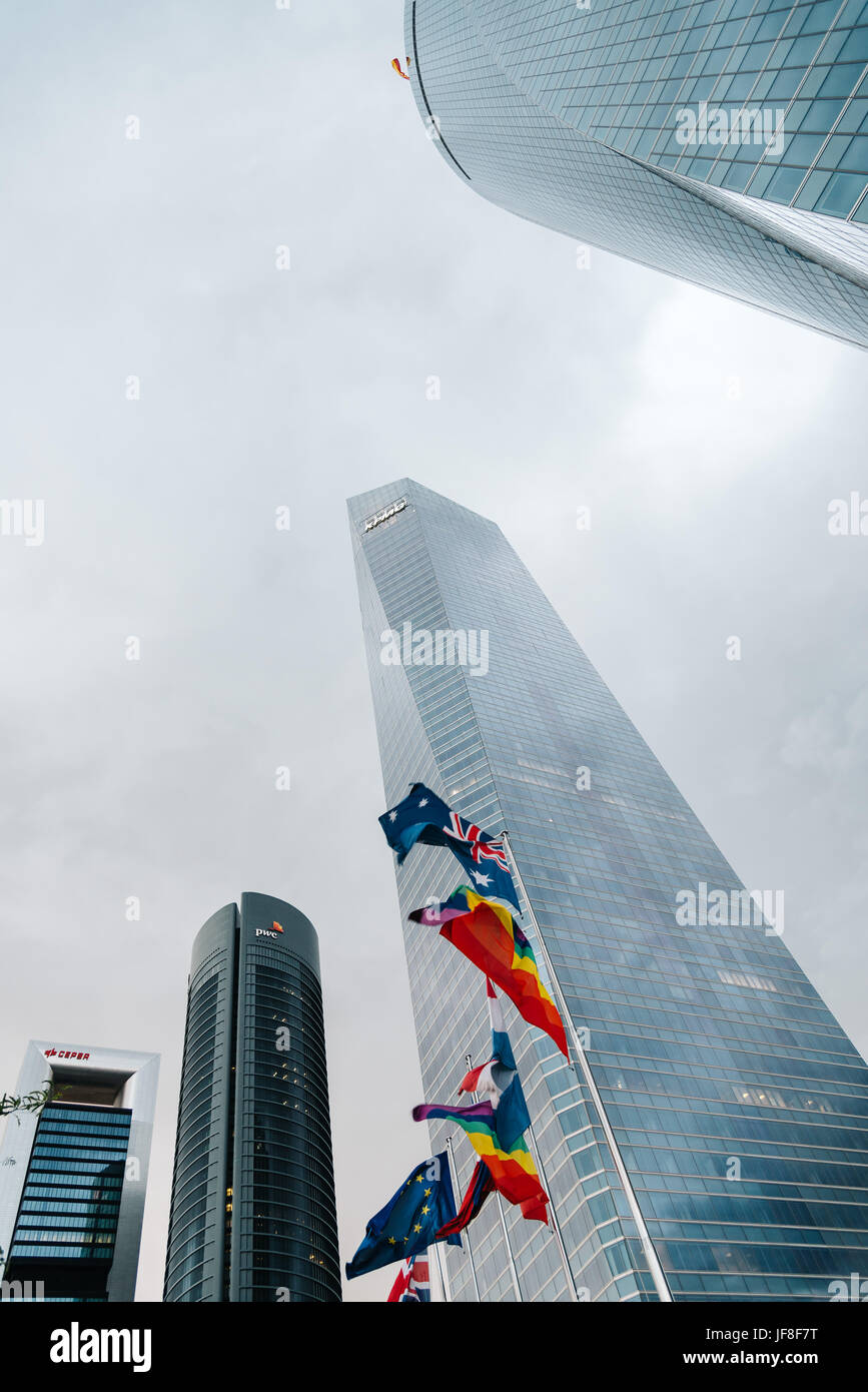 Madrid, Espagne - 25 juin 2017 : Cuatro Torres Business Area, ctba, quatre tours d'affaires, un quartier d'affaires. drapeaux flottant agai Banque D'Images