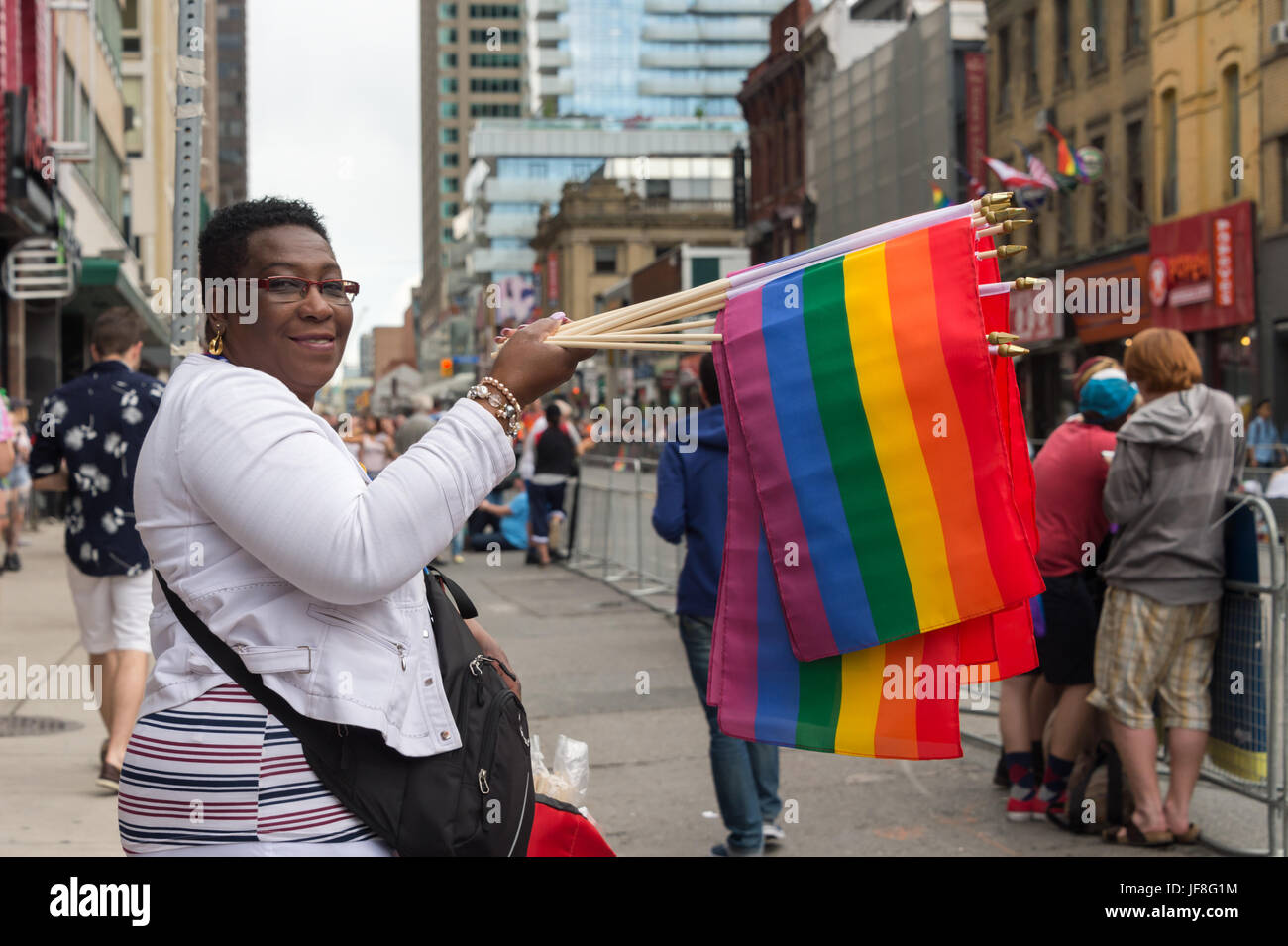 Toronto, Canada - 25 juin 2017 : femme vendant des drapeaux arc-en-ciel gay pride parade à toronto Banque D'Images