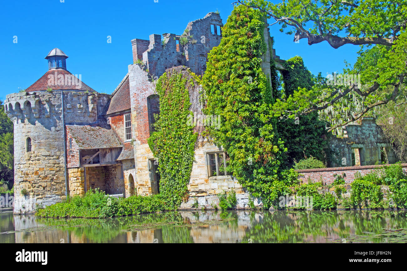 Scotney vieux château médiéval, Le Lac , Lamberhurst, Kent Banque D'Images