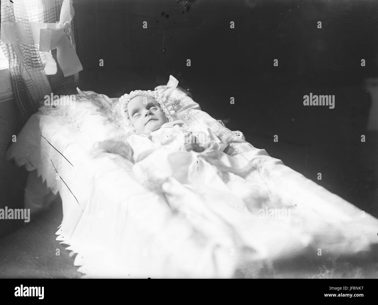 Portrait post mortem d'un nourrisson, CA 1910-1930 32726335894 o Førde, Noreg, Norge, Norvège, OLAI Fauske, portrait, Sogn og Fjordane, Sunnfjord, ancien, art, livre, passé, espace de copie, couverture, dessin, editorial, photographie éditoriale, historique, histoire, illustration, bébé, dessin au trait, carte, nouvelles, vieux, peinture, photo, photographie, portrait post mortem, stock, photographie de stock, manuel, tout-petit, vintage Banque D'Images