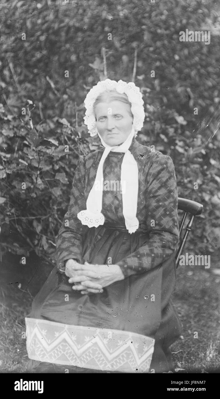 Portrait d'une femme dans le Bonnet traditionnel de 1916, capturant la mode norvégienne du début du XXe siècle Banque D'Images