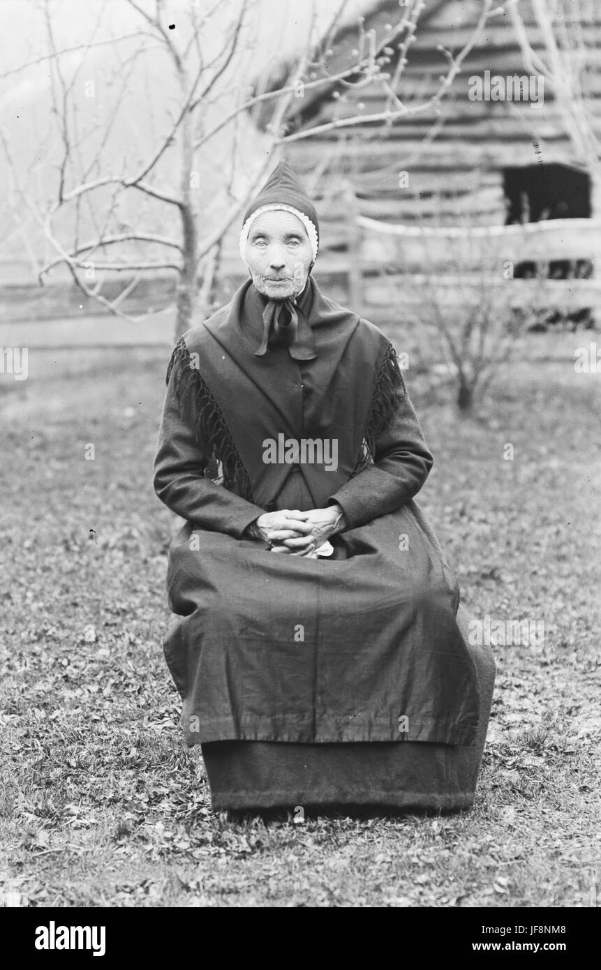 Portrait vintage d'Oline Daniela Markvardsdotter Holsen datant de 1916, vêtu d'une tenue norvégienne traditionnelle, pris dans la région norvégienne de Sogn og Fjordane. Banque D'Images