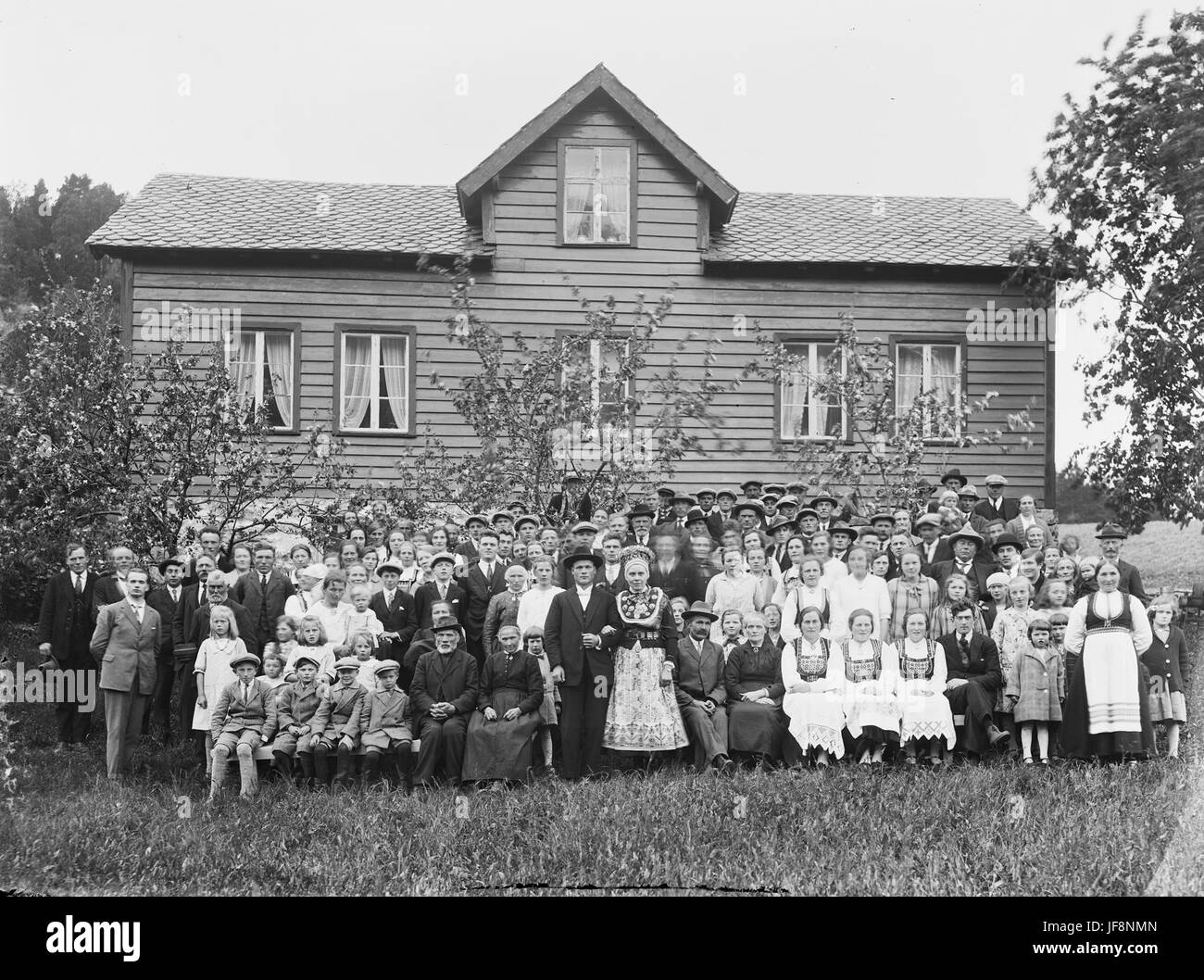 Une belle scène de mariage à Støfring, en Norvège, en 1928, mettant en vedette la tenue de mariage norvégienne traditionnelle, avec la mariée portant une couronne de mariée et un costume national, entourée d'amis et de famille. Banque D'Images