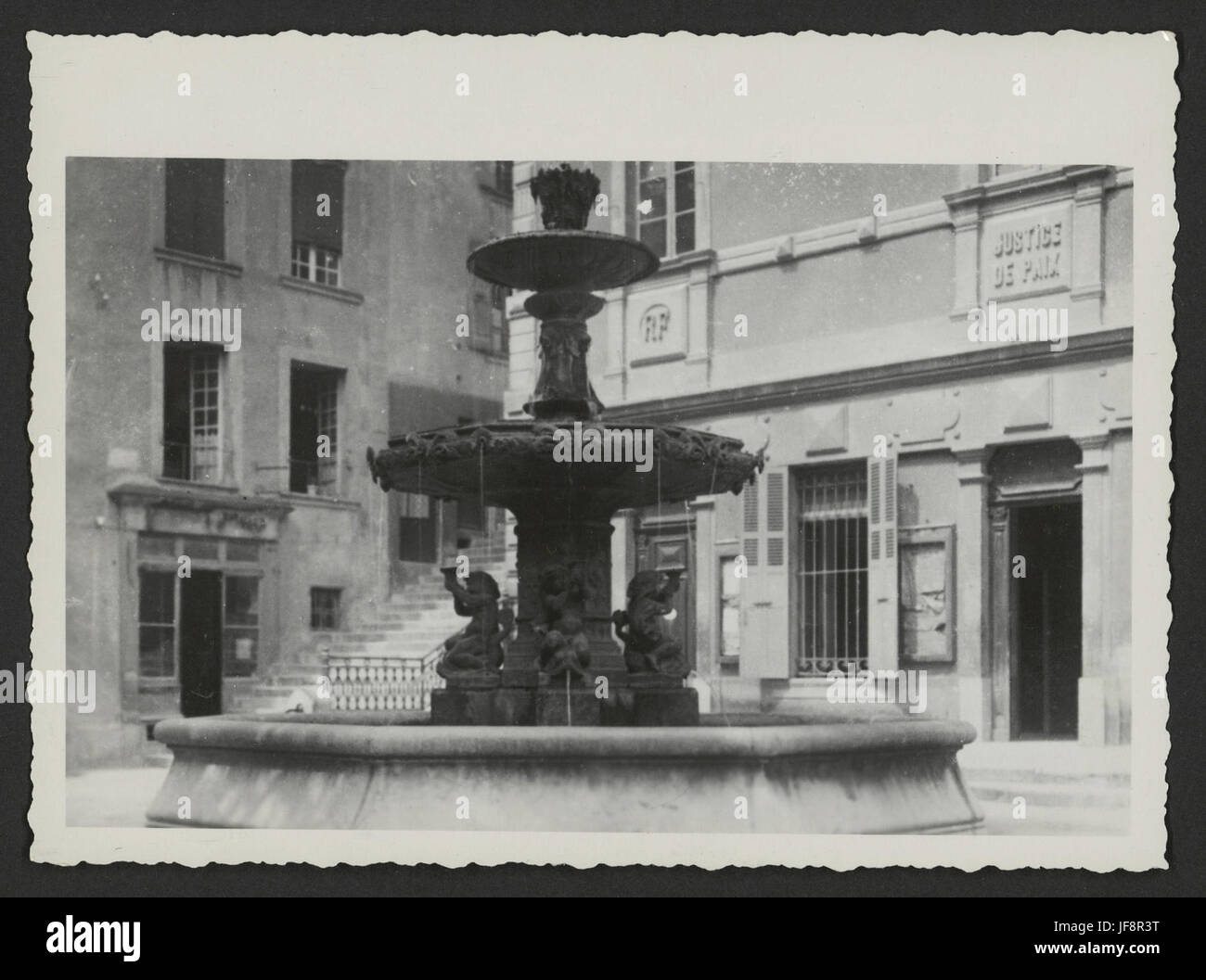 Fontaine et palais de justice o 33873892944 Banque D'Images