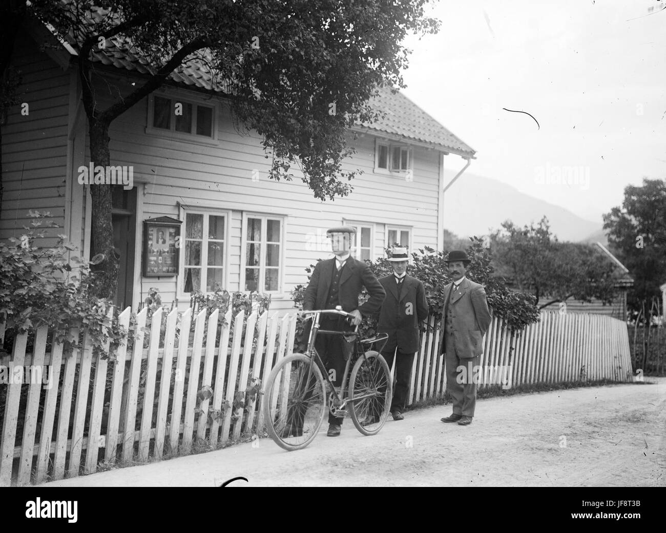 Trois hommes à l'extérieur du studio de photographe Fauske dans Førde, ca 1910-1925 o 33528869946 Banque D'Images