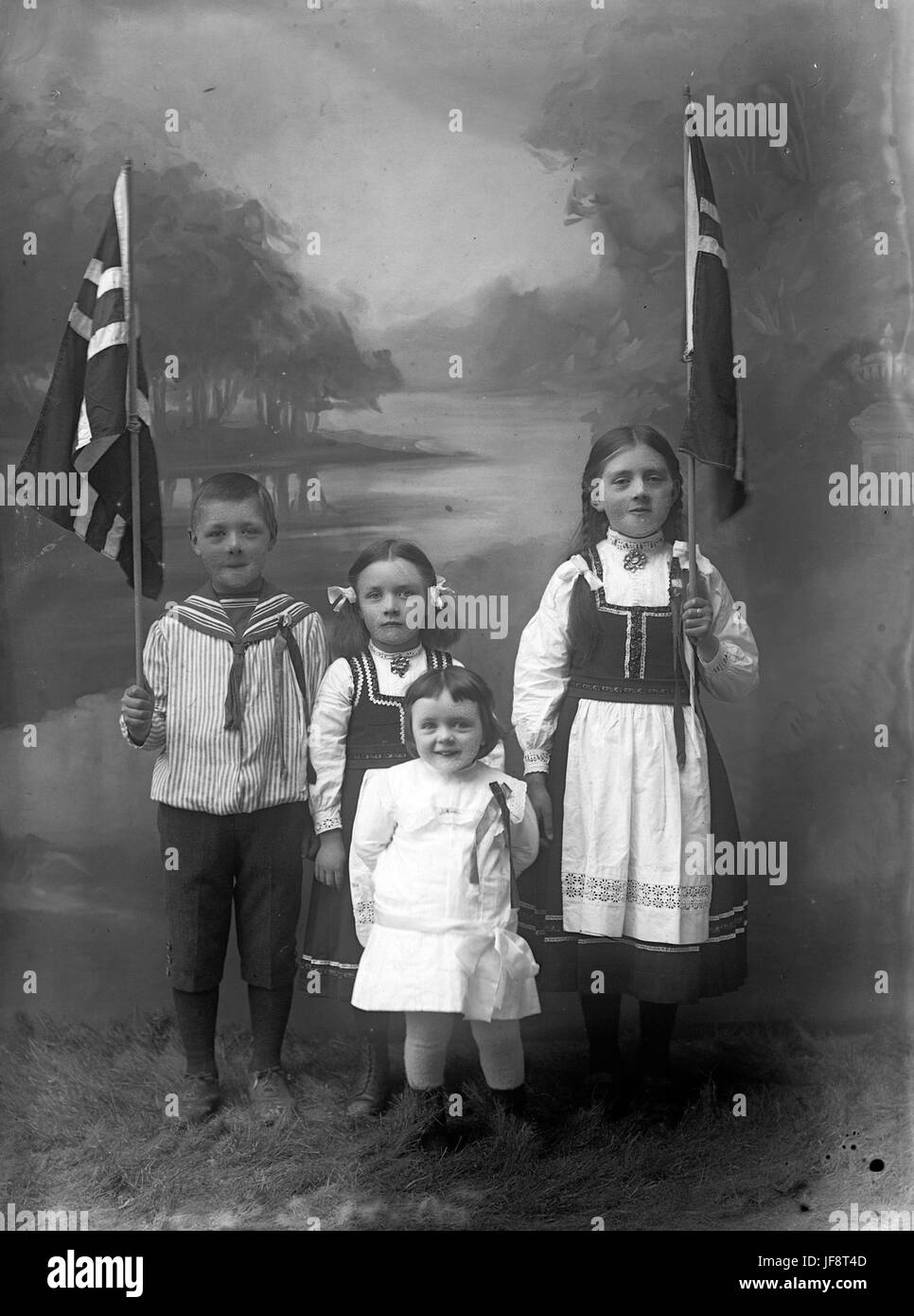 Une charmante photo des enfants Sjølberg autour de 1914, vêtus de costumes nationaux norvégiens traditionnels lors d'une célébration, peut-être le 17 mai, la fête nationale de la Norvège. Banque D'Images