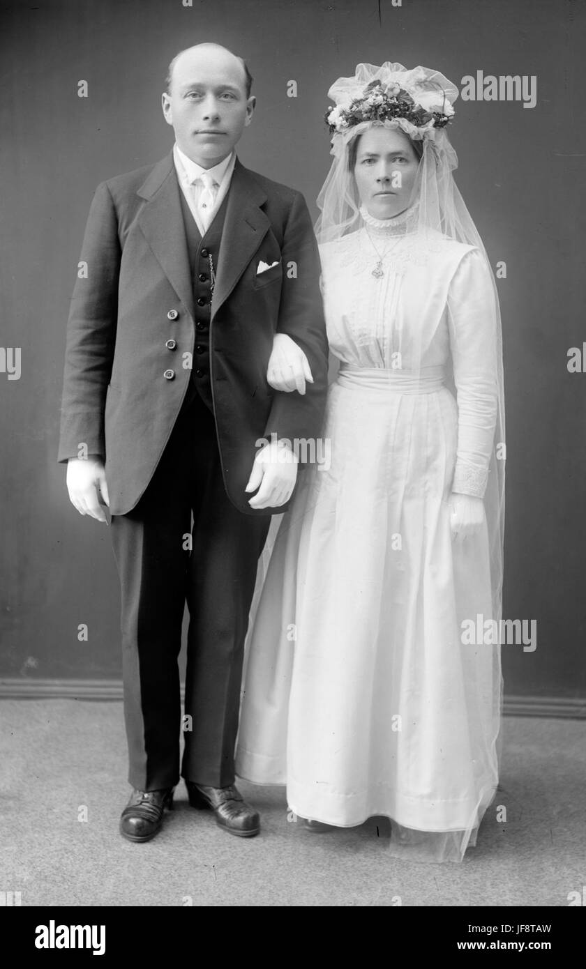 Une photographie d'une mariée et mariée de 1930 à 1935, capturant un moment intemporel de leur mariage. Banque D'Images