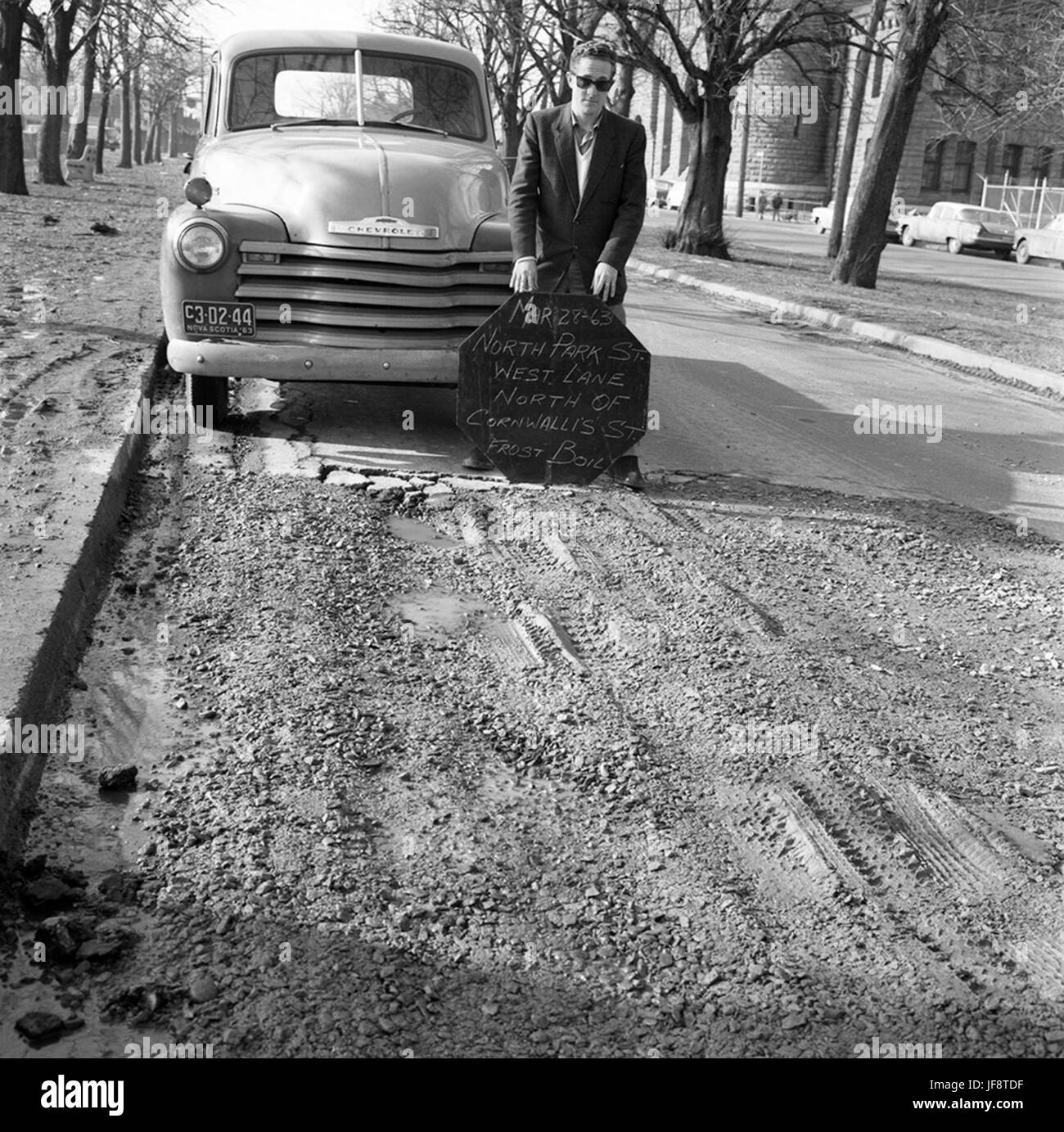 Un aperçu des travailleurs civils à Halifax, en Nouvelle-Écosse, mesurant les nids de poule sur la rue North Park, documentant les premiers travaux d’entretien des infrastructures urbaines. Banque D'Images