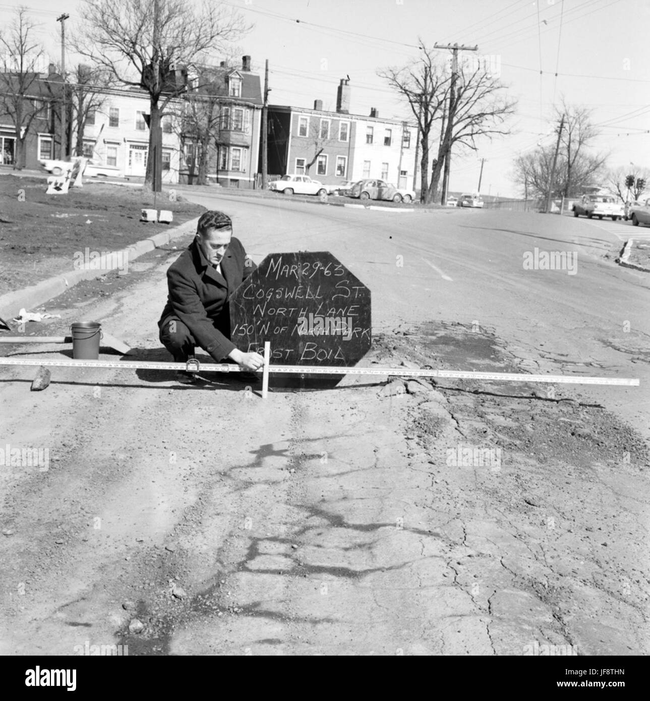 Les travailleurs mesurent les nids de poule sur la rue Cogswell, entre les rues South Park et Robie à Halifax, en Nouvelle-Écosse. Cette image met en valeur une partie pratique de l'entretien urbain et des efforts municipaux pour améliorer l'infrastructure de la ville. Banque D'Images