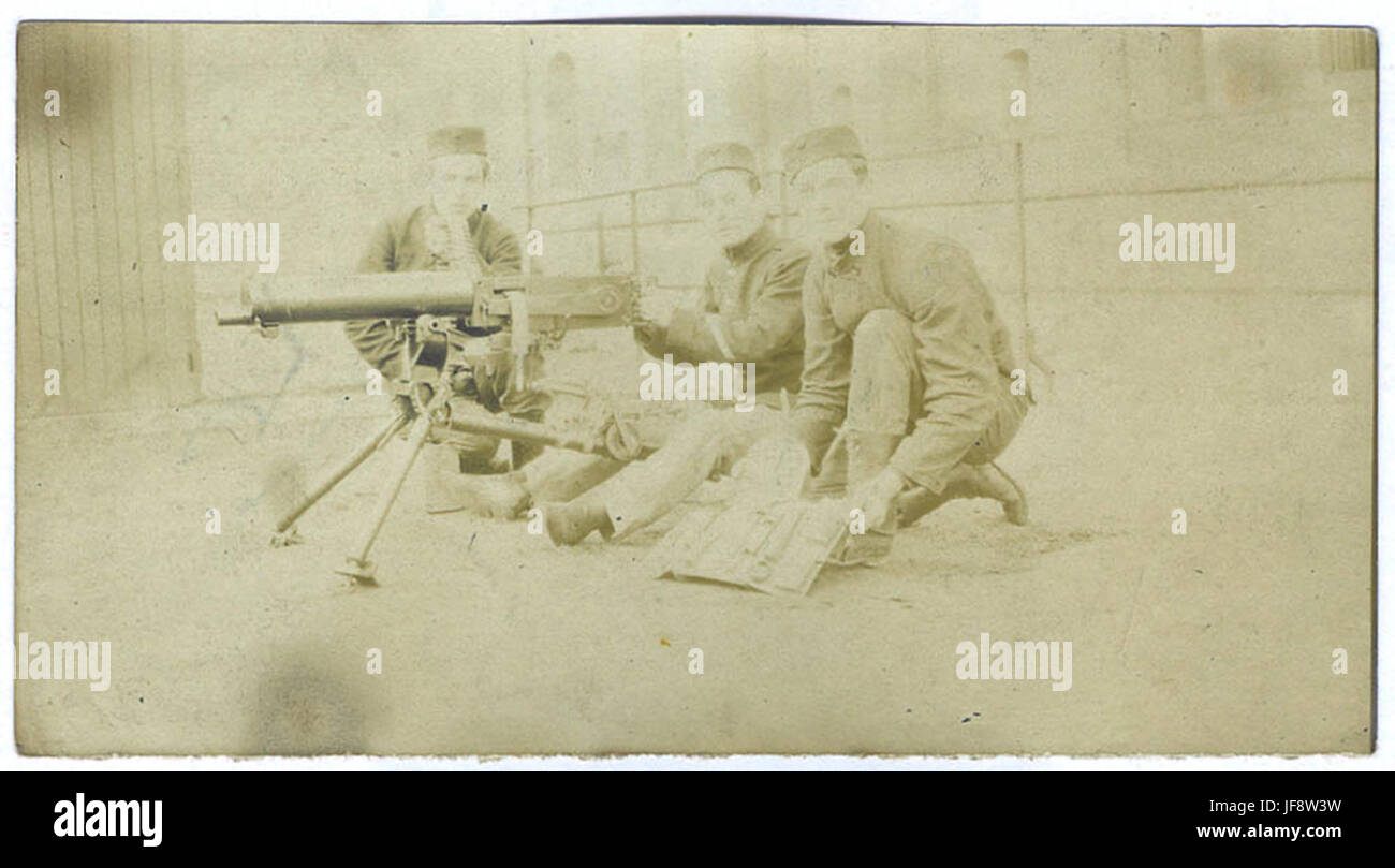 Une photo dramatique de mitrailleuses du 7e régiment de ligne pendant la première Guerre mondiale, armées d'une mitrailleuse Maxim, capturées en Belgique entre 1914 et 1918. Banque D'Images