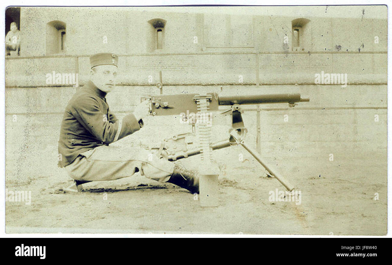 Une photographie vintage de la mitrailleuse Maxim du 7e régiment d'infanterie belge, utilisée pendant la première Guerre mondiale, montrant la puissance de la technologie militaire du début du XXe siècle. Banque D'Images