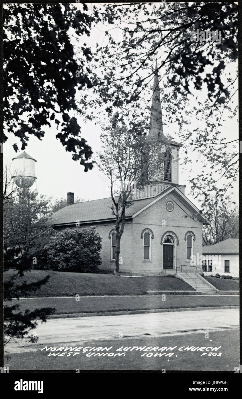 Une photographie de l'église luthérienne norvégienne de West Union, Iowa, montrant son architecture historique et son importance pour la communauté. Banque D'Images