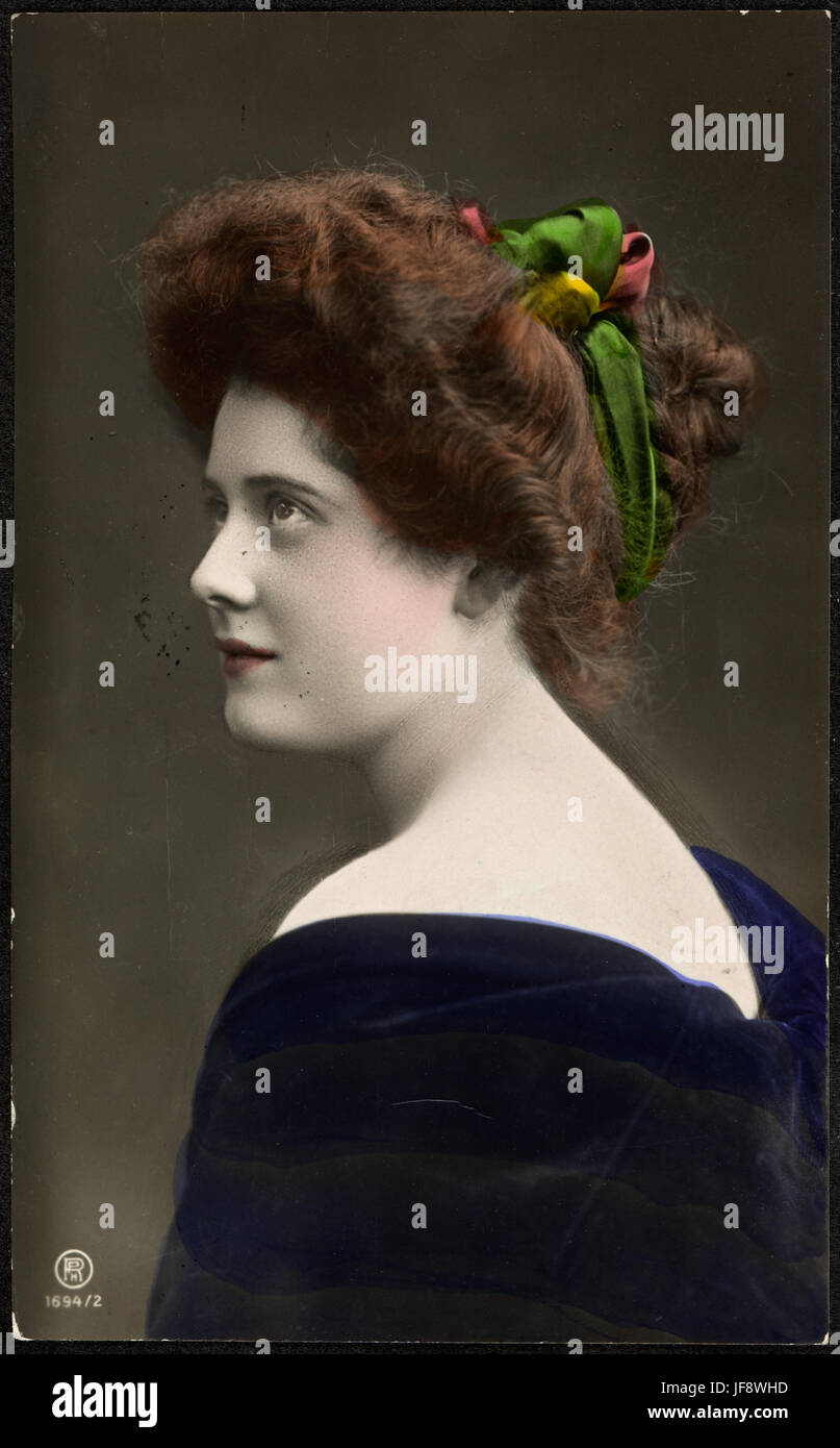 Un superbe portrait d'une femme portant un bandeau vert, tiré d'une collection de cartes postales vintage à la Bibliothèque nationale de Norvège. L'image capture l'élégance de la mode d'une époque révolue. Banque D'Images