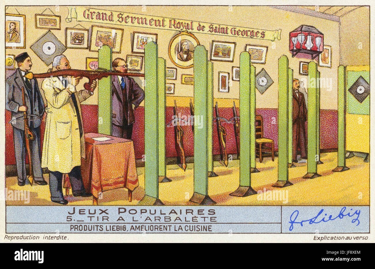 Tir à l'arbalète (tir a l'arbalete). Jeux populaires, au début du xxe siècle en France. Carte de collection Liebig, 1939 Banque D'Images