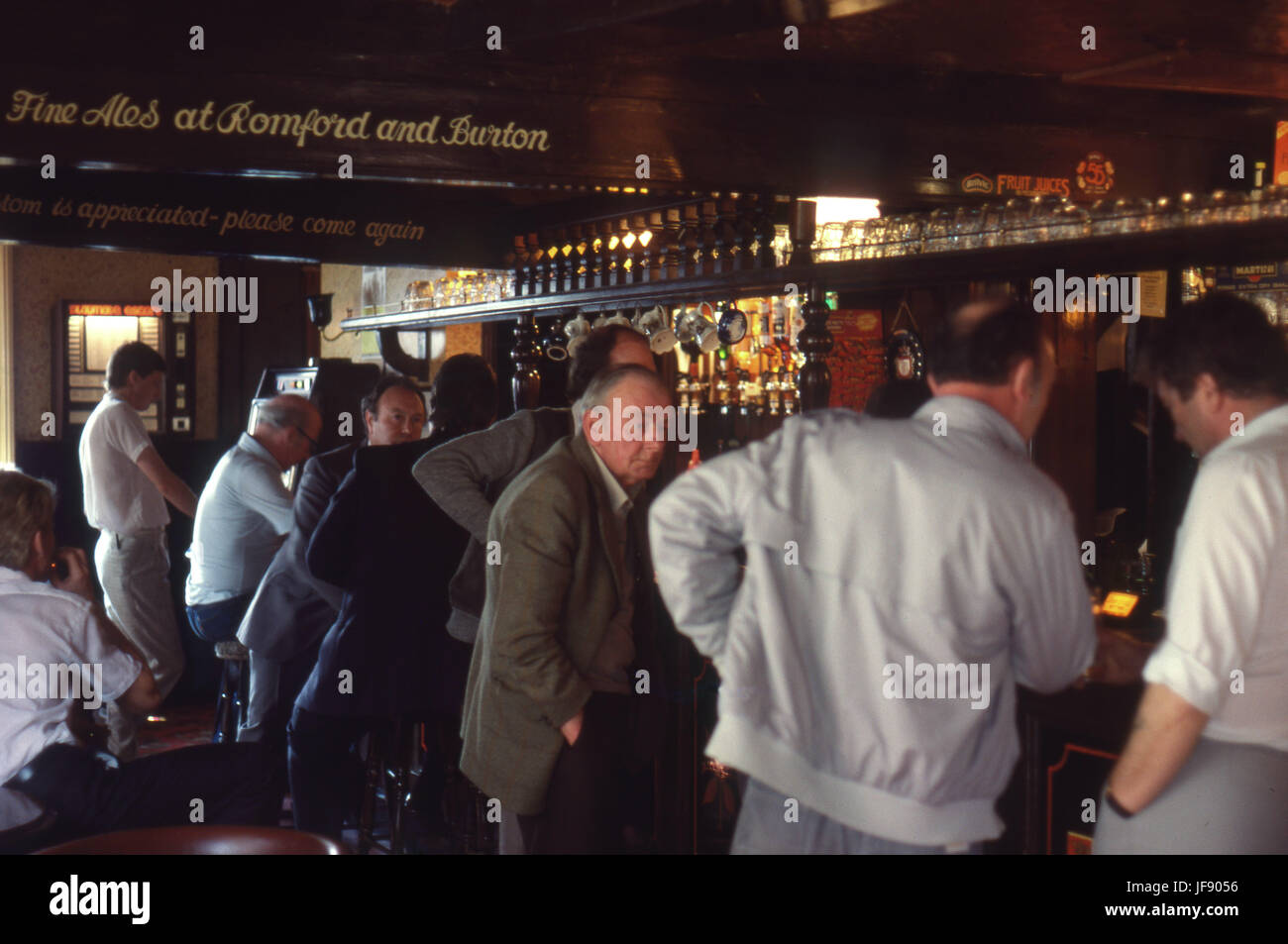 Les hommes ayant un verre à l'intérieur d'un pub Banque D'Images