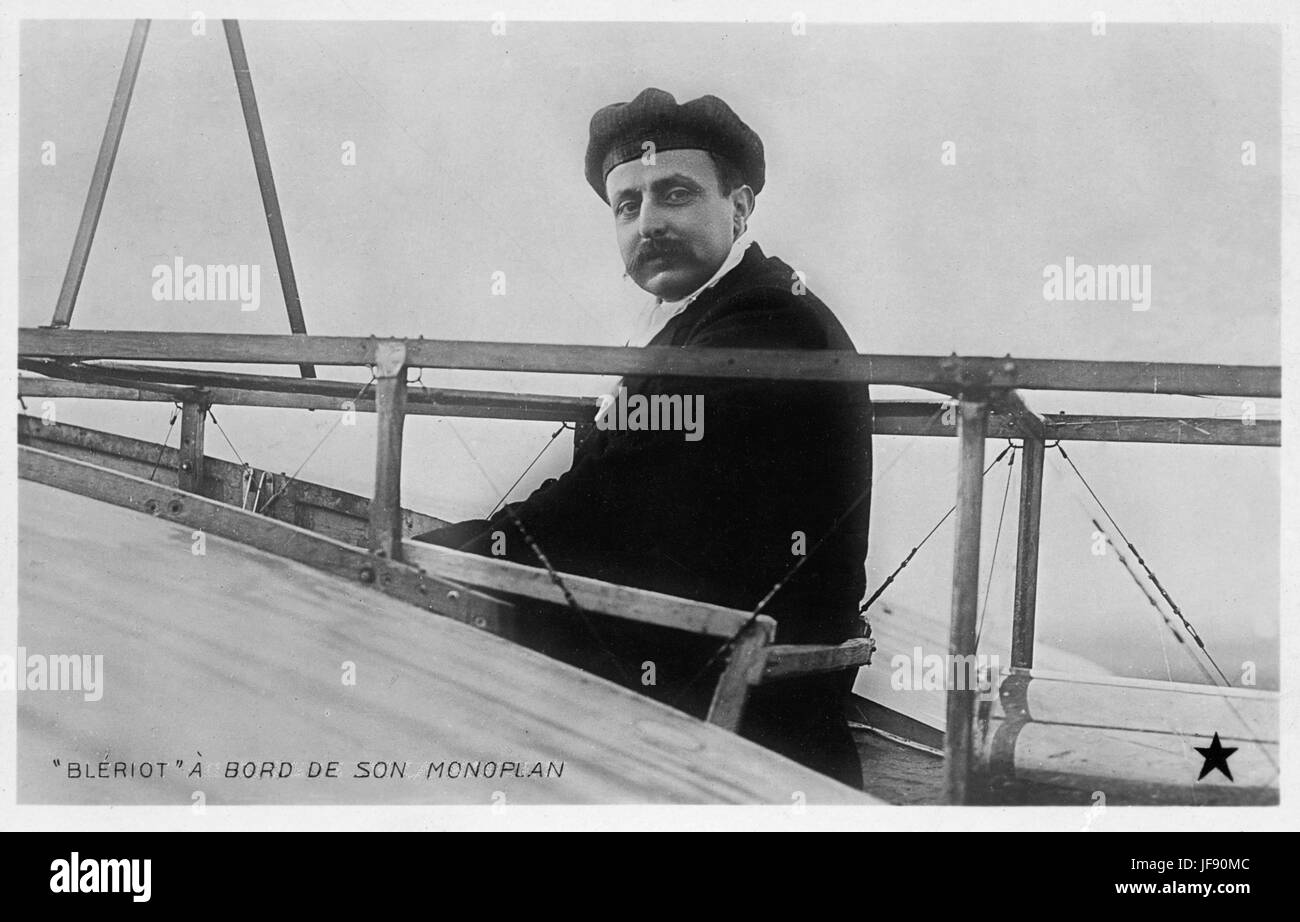 Charles Joseph Louis Blériot (1 juillet 1872 - 1 août 1936), dans son monoplan aviateur français. Première personne à faire un travail, alimenté, l'essai haubannée. Banque D'Images