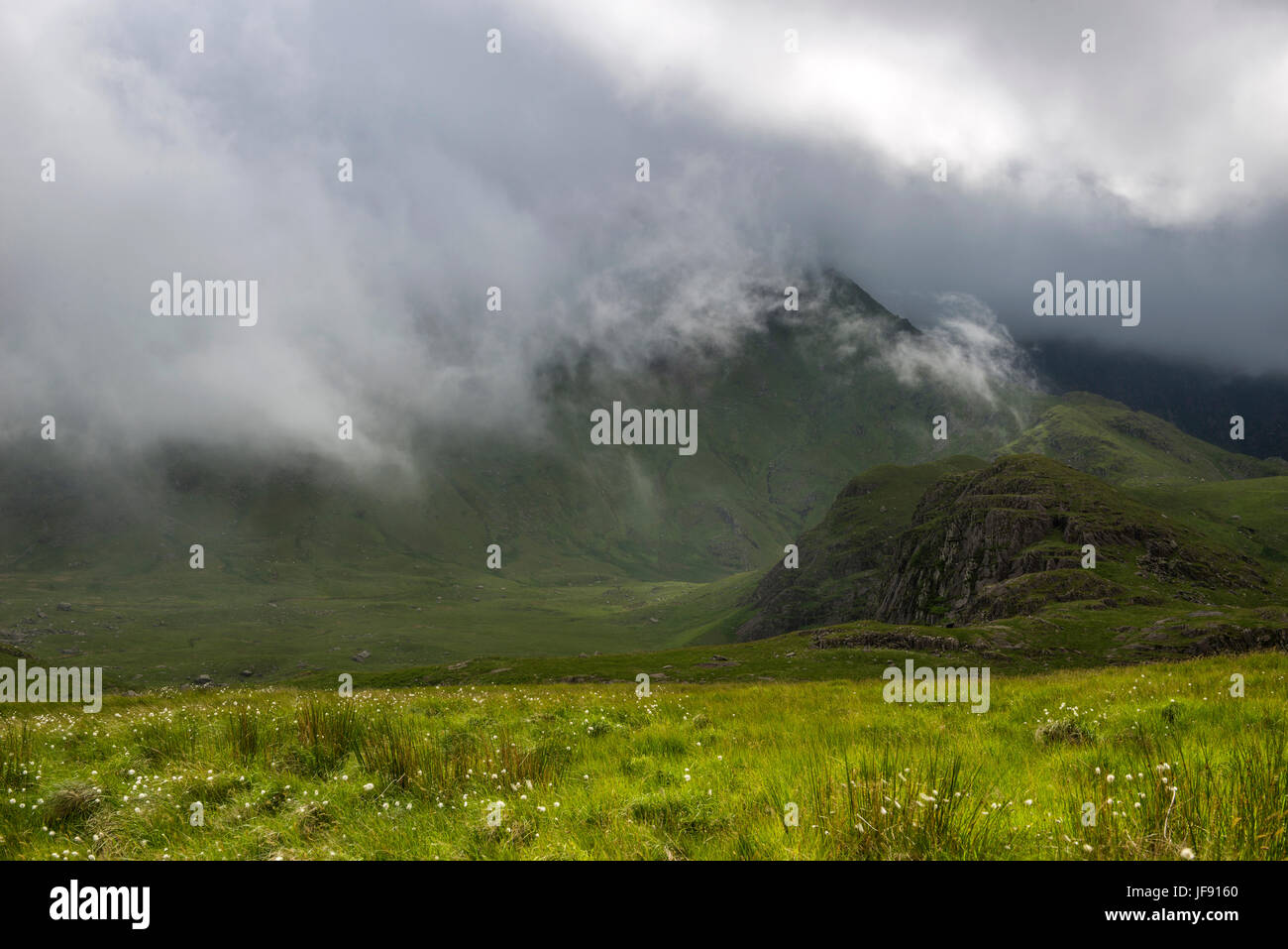 Très belle vue panoramique sur la formation des nuages d'été précipité sur mcg Dyli et Gallt Y Wenallt dans la péninsule de Snowdonia, le Nord du Pays de Galles. Banque D'Images