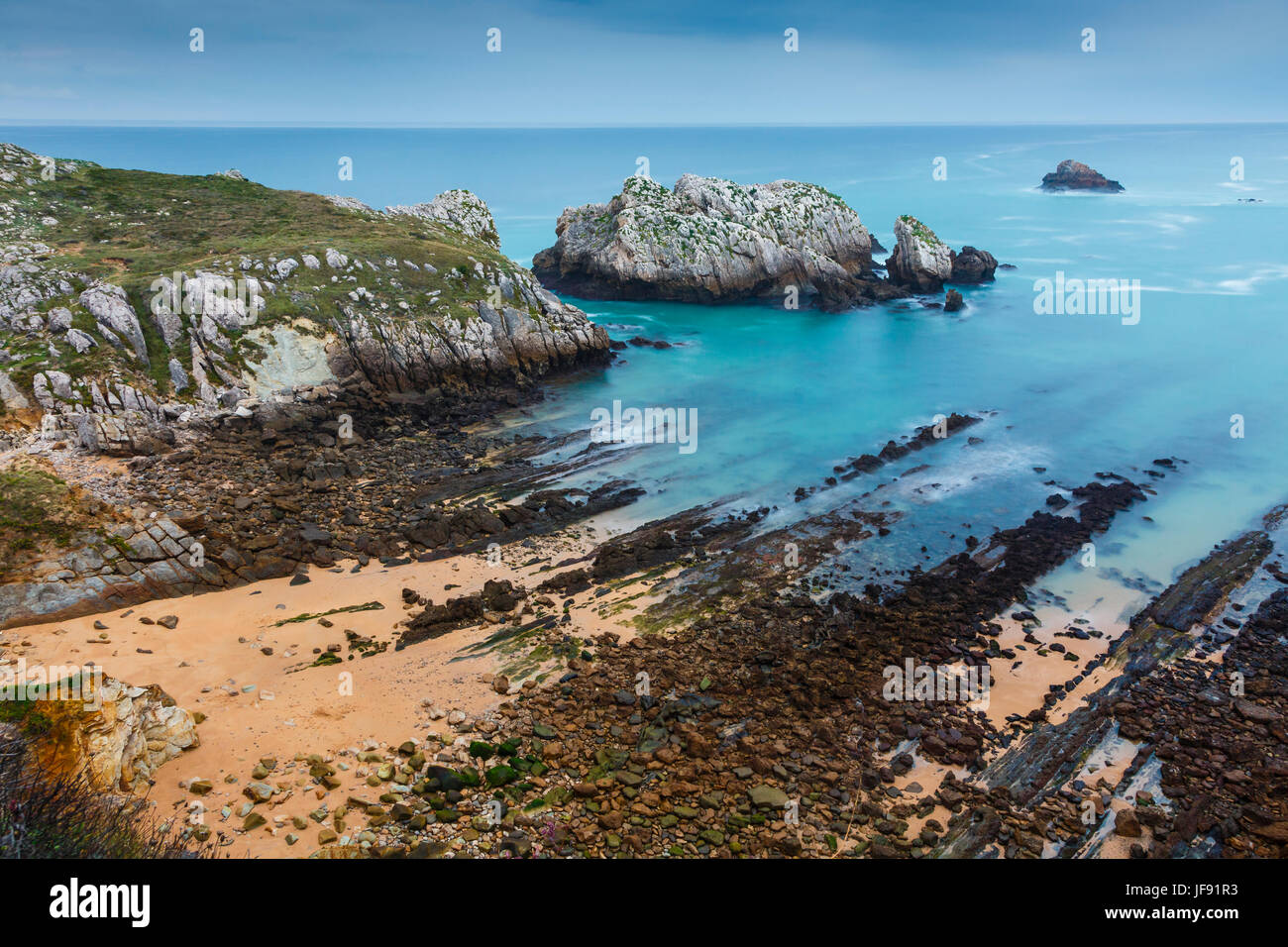 Plage et falaise. Banque D'Images