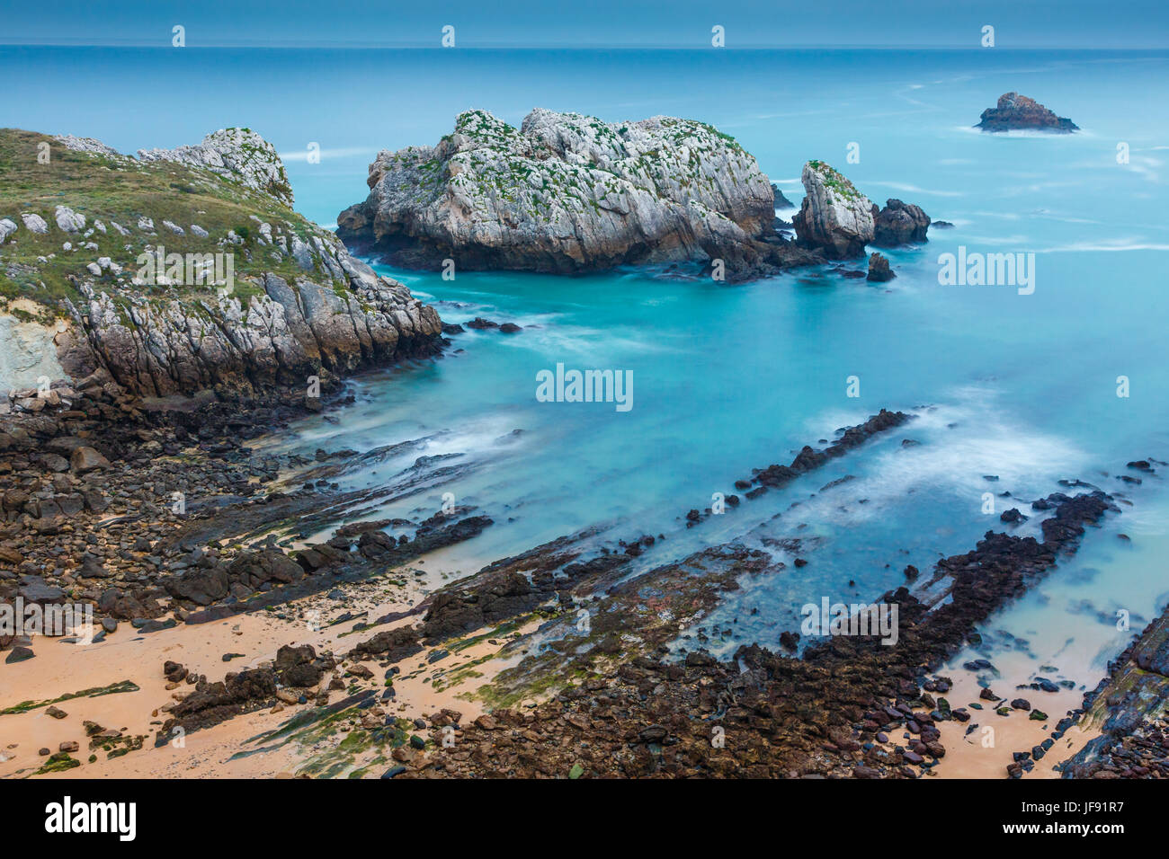 Plage et falaise. Banque D'Images