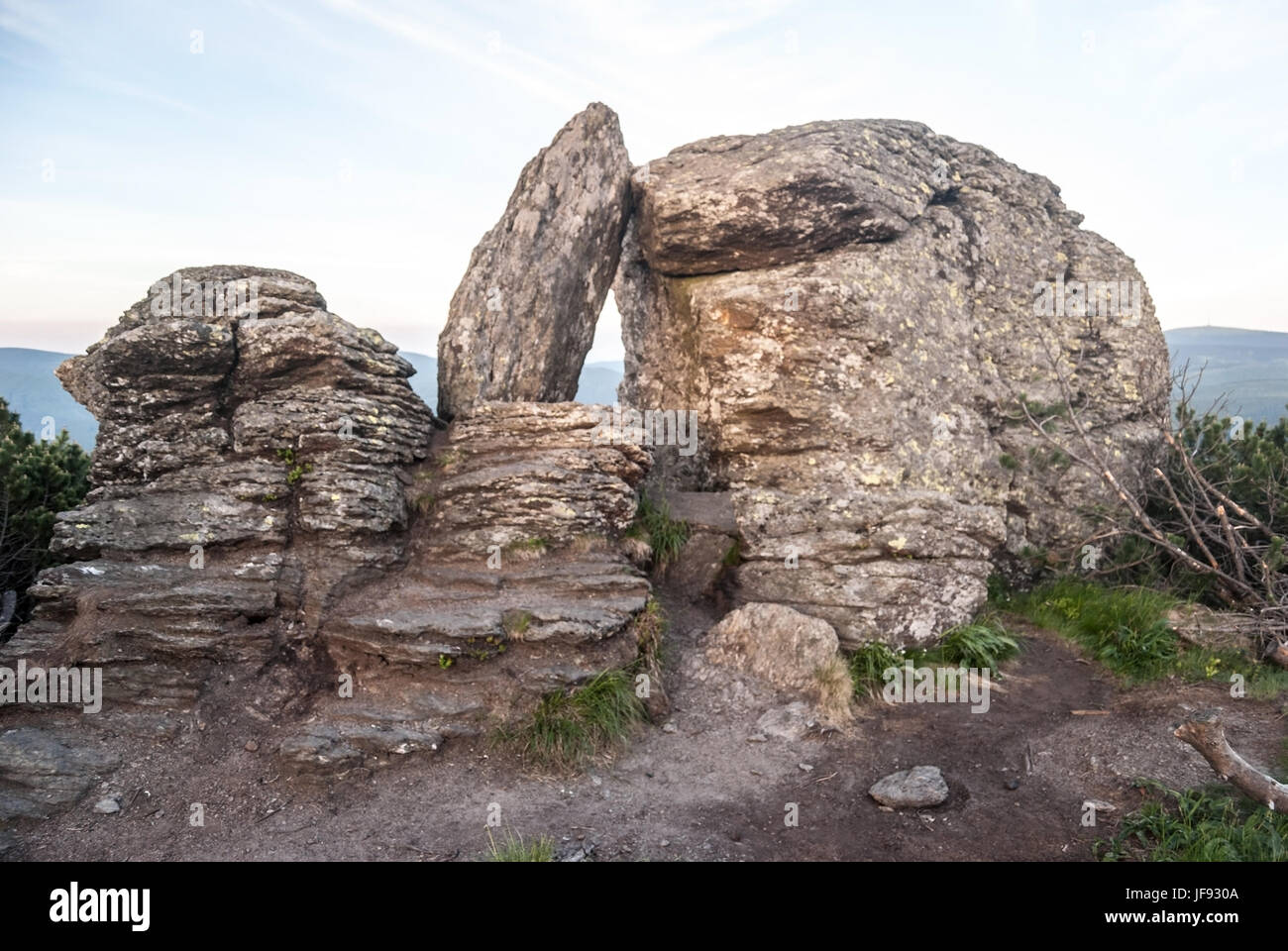 Rock formation avec petite arche naturelle et ciel bleu sur cervena hora hill de jeseniky mountains en République tchèque Banque D'Images