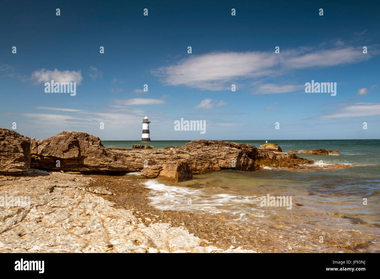 Belle seascape dépeignant Penmon Phare et entourant les caractéristiques côtières, * 1963 : ouverture intégrale, la perche (Du Rock, Ynys Seiriol, île de macareux) sur un jour d'été. Banque D'Images