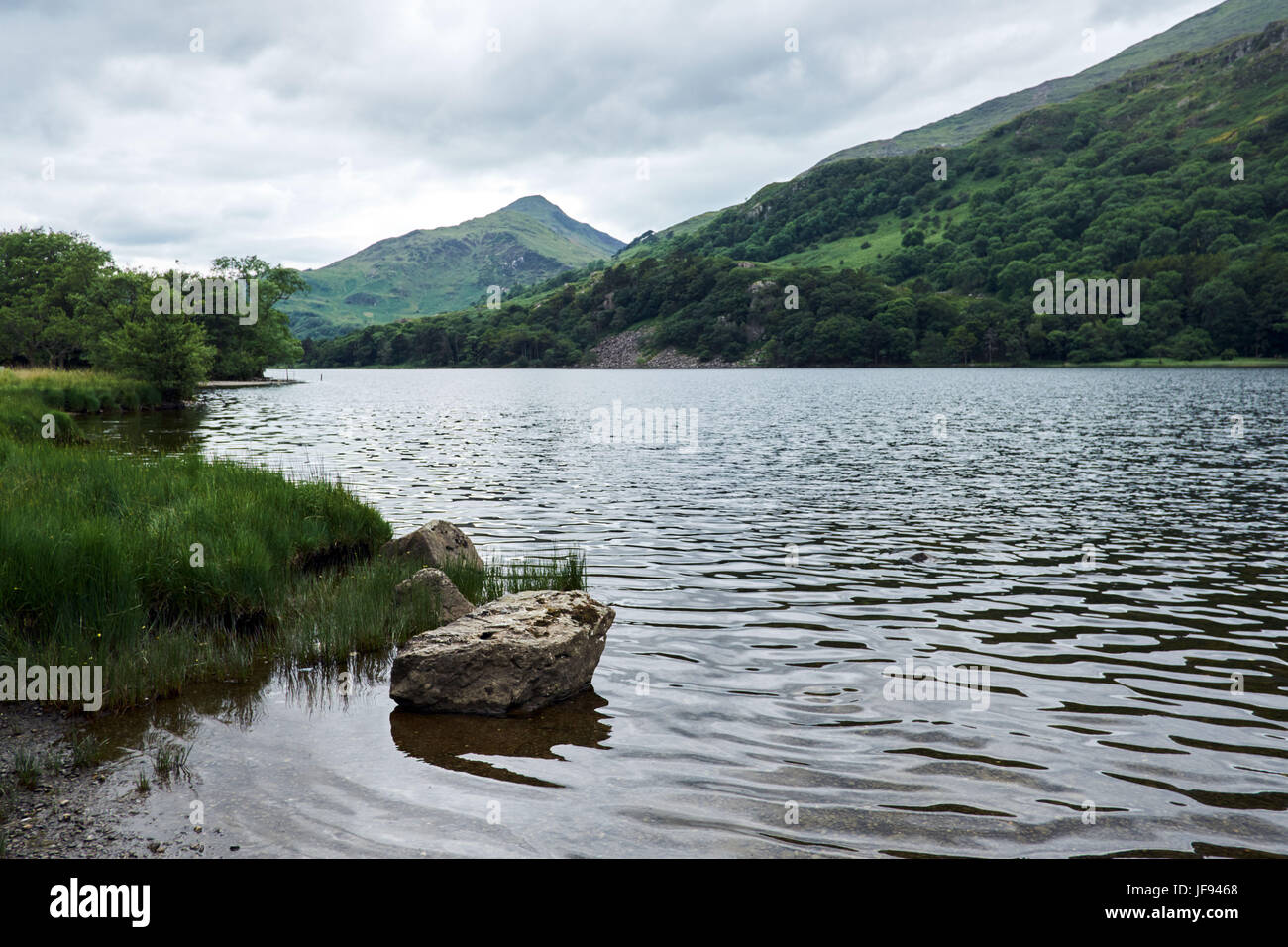 Llyn gwynant, le lac près de Snowdon, au milieu du parc national de Snowdonia welsh park Banque D'Images