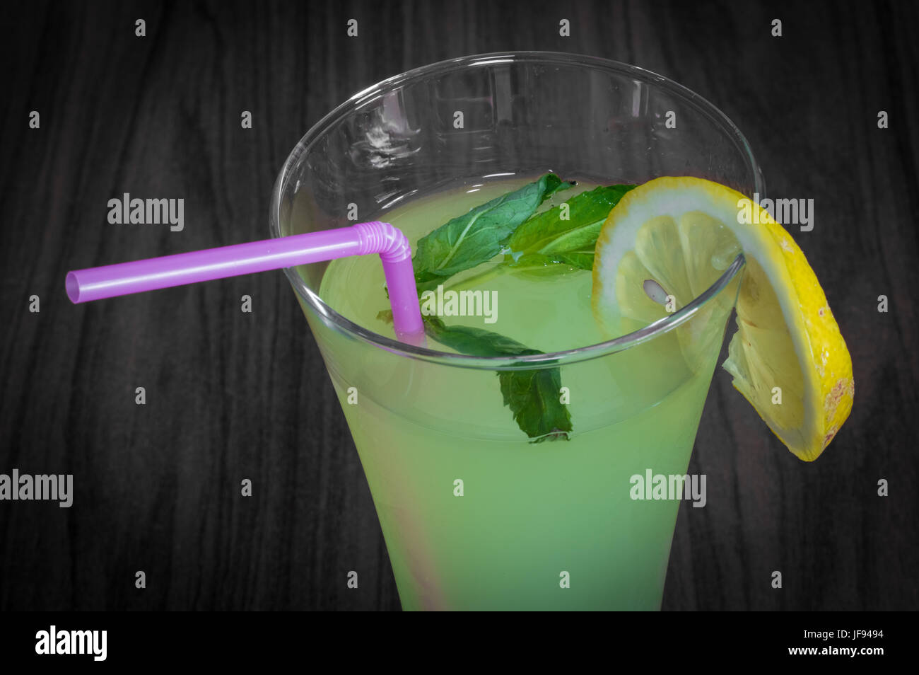 Limonade froid fait maison avec des produits frais tranche de citron et de menthe dans un verre Banque D'Images