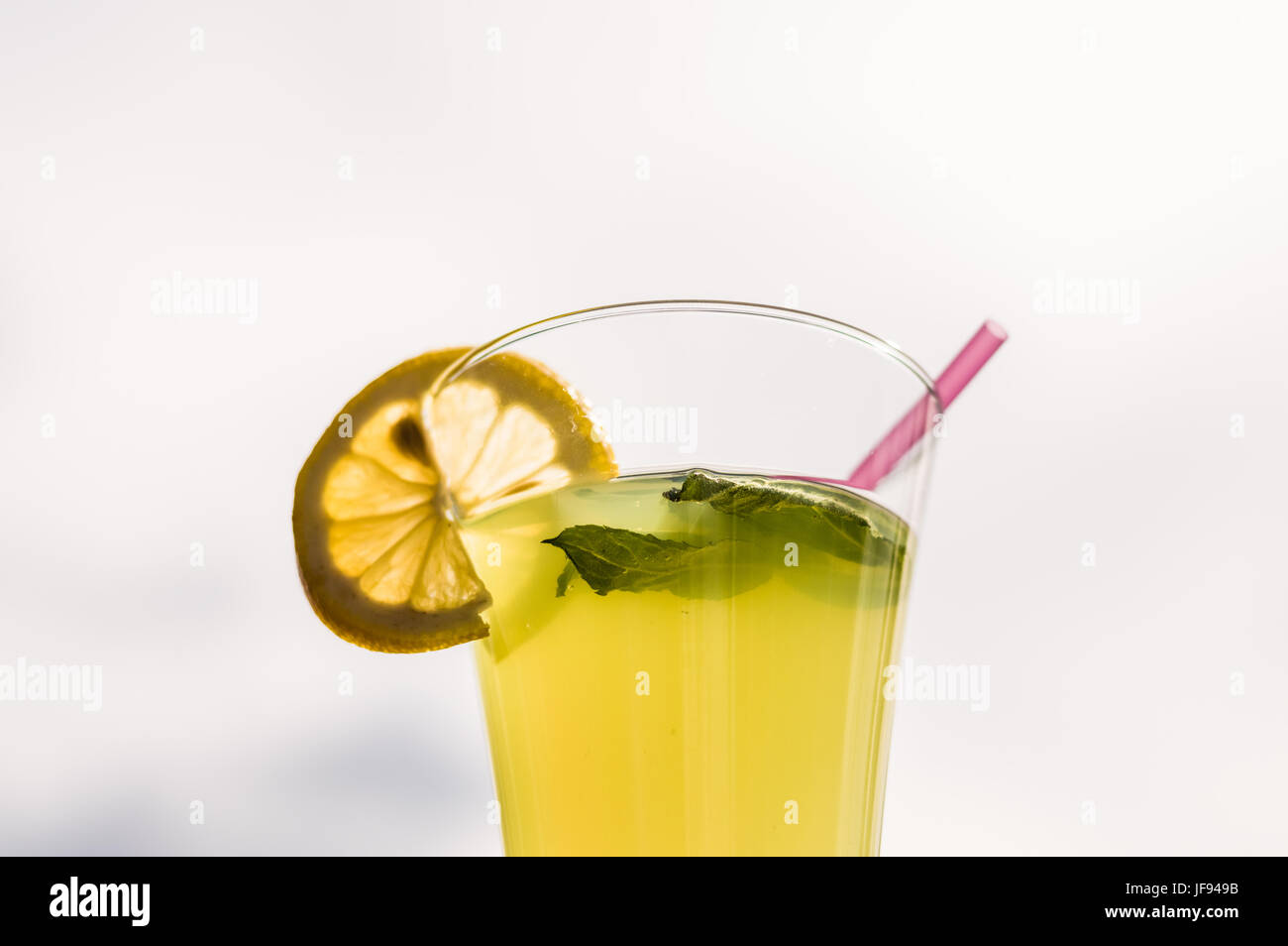 Limonade froid fait maison avec des produits frais tranche de citron et de menthe dans un verre Banque D'Images