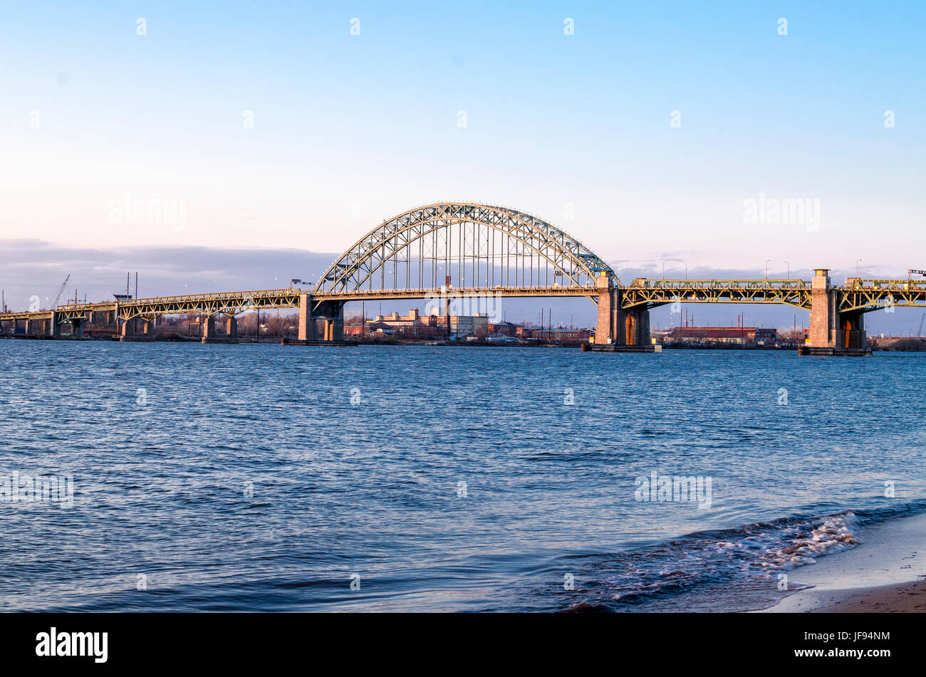 Pont sur la rivière Delaware avant le coucher du soleil Banque D'Images