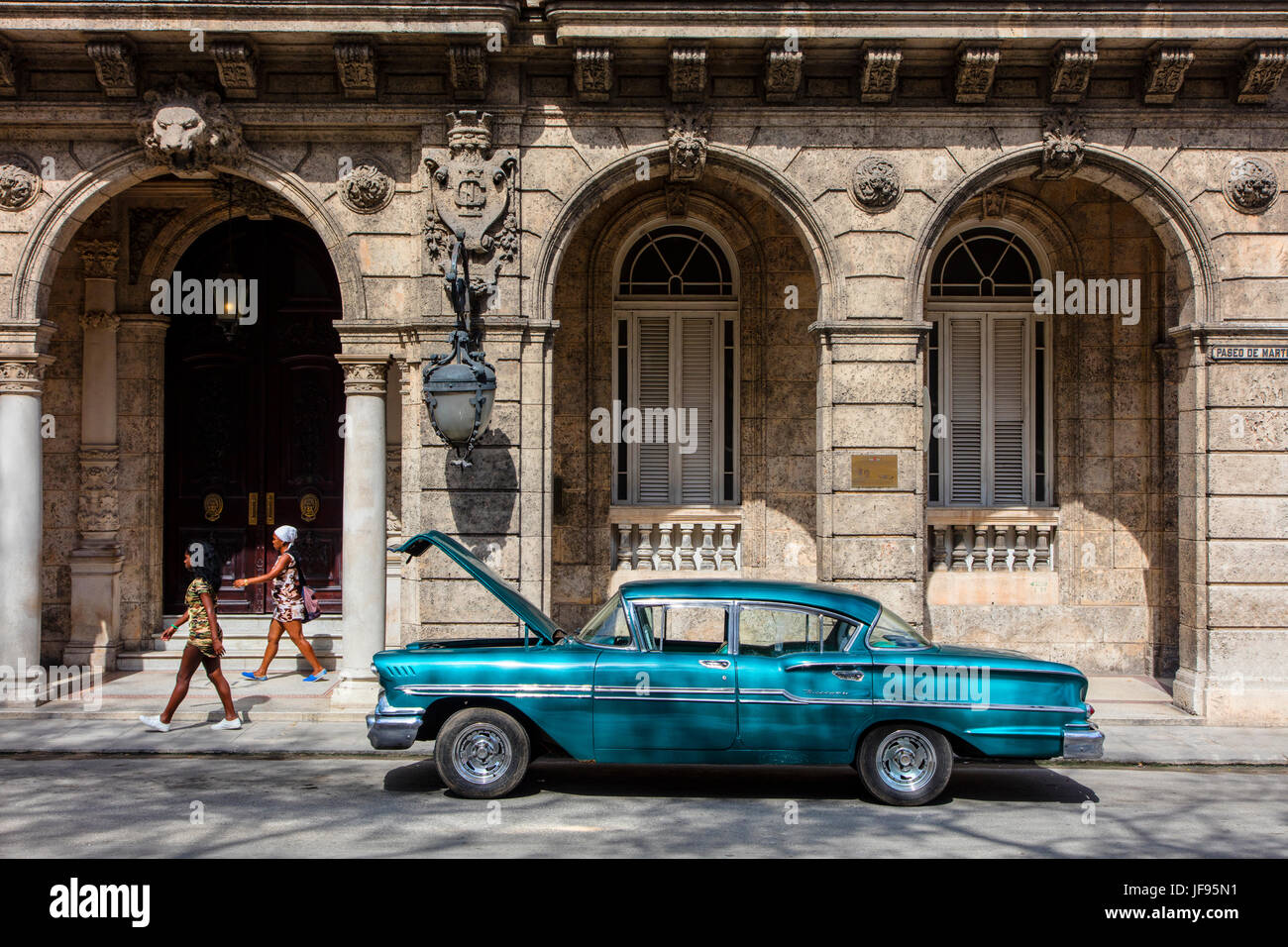 Une voiture américaine classique le long de la PASEO DE MARTI aussi connu que le Prado - LA HAVANE, CUBA Banque D'Images