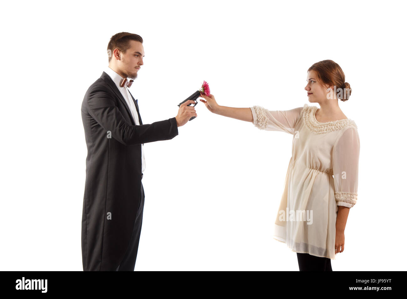 Homme avec fusil et les femmes avec l'article de fleurs sur fond blanc Banque D'Images