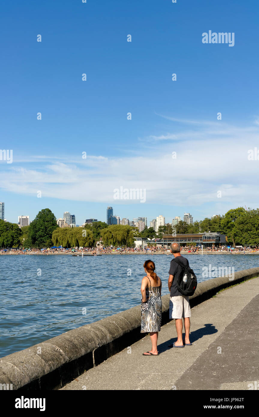 Un homme et une femme en profitant de la vue sur le sentier côtier de Kitsilano avec plage Kitsilano et English Bay à l'arrière, Vancouver, British Columbia, Canada Banque D'Images