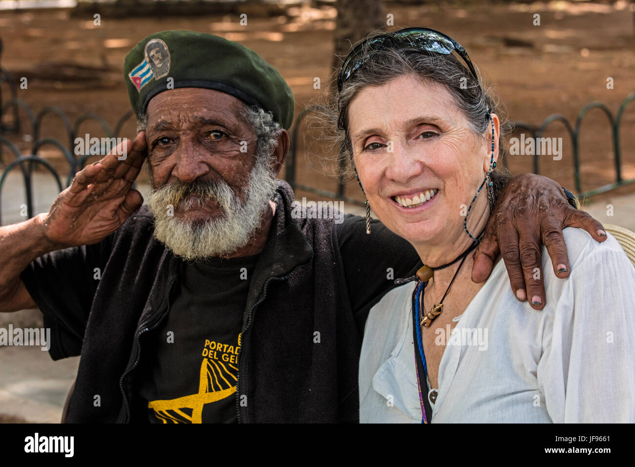 Christine Kolisch et ami cubain dans la Vieille Havane, LA HAVANE, CUBA Banque D'Images