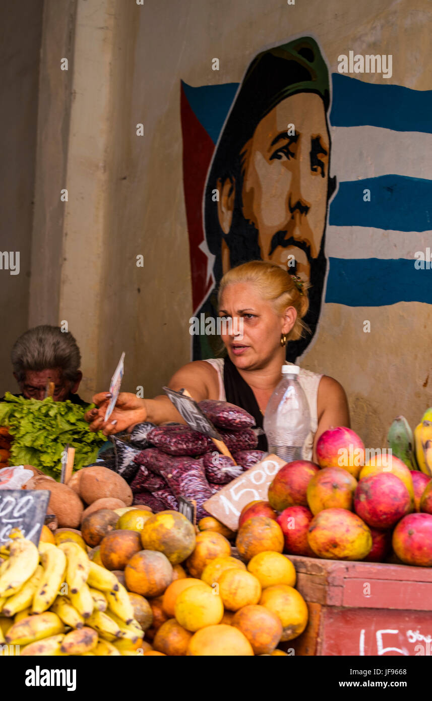 Vendeur de fruits dans la Vieille Havane, LA HAVANE, CUBA Banque D'Images