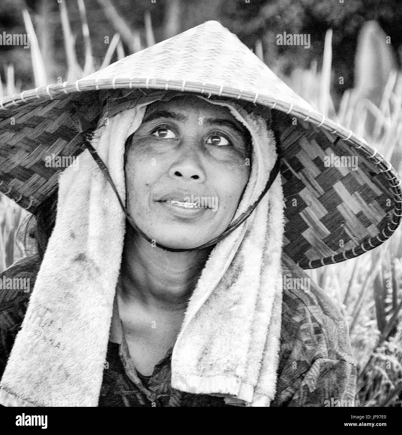 Ubud, Bali, Indonésie - Août 01, 2013. Un riziculteur balinais pose au cours d'une matinée de travail. noir et blanc photo Banque D'Images