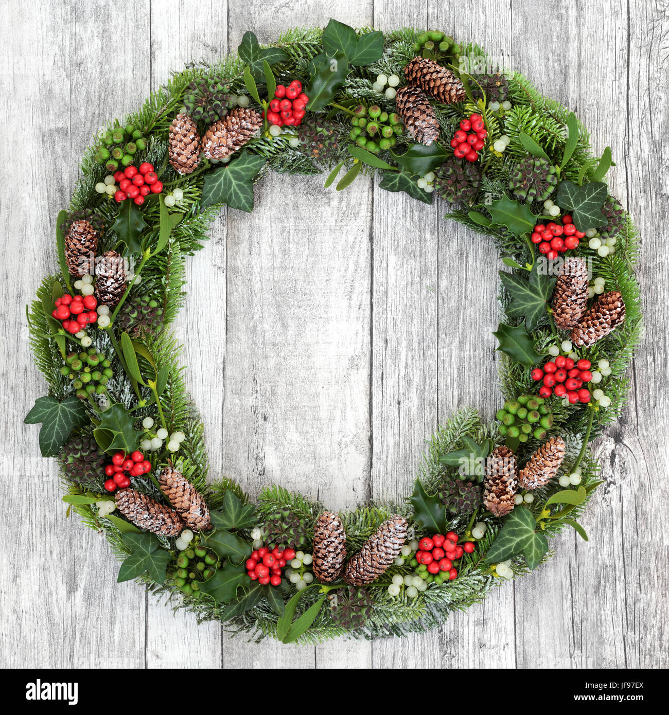 Couronne De Noel Decoration Avec Houx Le Gui La Neige A Couvert Le Sapin L Epinette Bleue Ivy Et Des Pommes De Pin Sur Fond De Bois Blanc En Detresse Photo Stock
