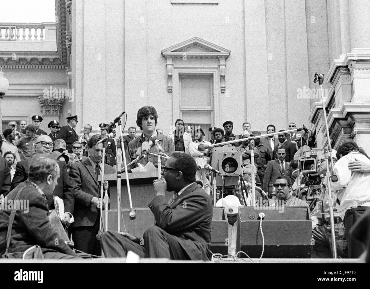 Le 22 avril 1971, vétéran du Vietnam Le lieutenant John Kerry est le premier vétéran du Vietnam à témoigner devant le Congrès à propos de la guerre, quand il a comparu devant un comité sénatorial sur les propositions relatives à la fin de la guerre. Kerry est montré ici parlant de la capitale américaine étapes le lendemain de son témoignage - 23 avril 1971 - comme il a participé à une manifestation avec des milliers d'autres anciens combattants dont lui et d'autres anciens combattants ont lancé leurs médailles et rubans sur une clôture installée sur les marches de l'Hôtel du Capitole des États-Unis à dramatiser leur opposition à la guerre. Banque D'Images