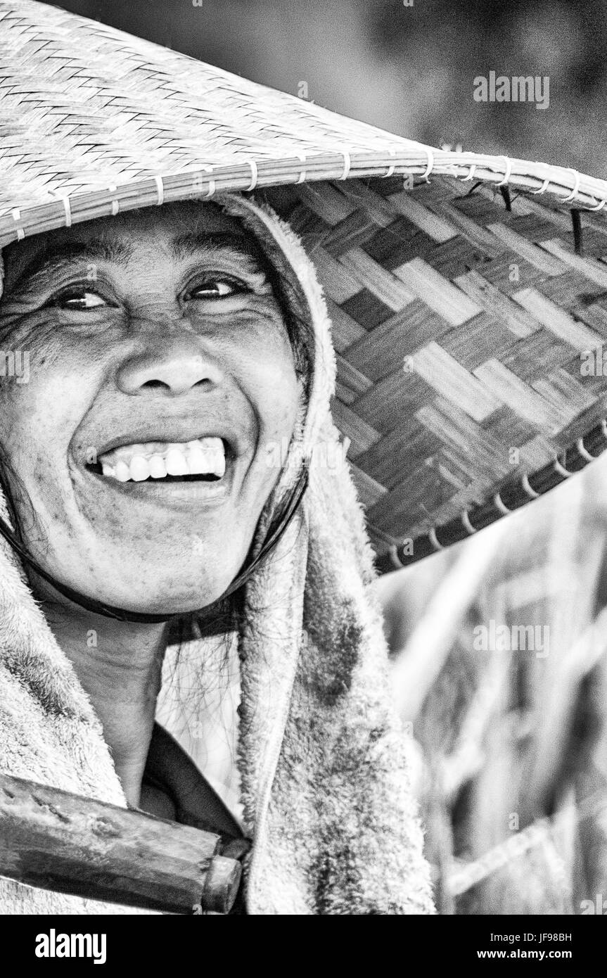 Ubud, Bali, Indonésie - Août 01, 2013. Un riziculteur balinais pose au cours d'une matinée de travail. noir et blanc photo Banque D'Images