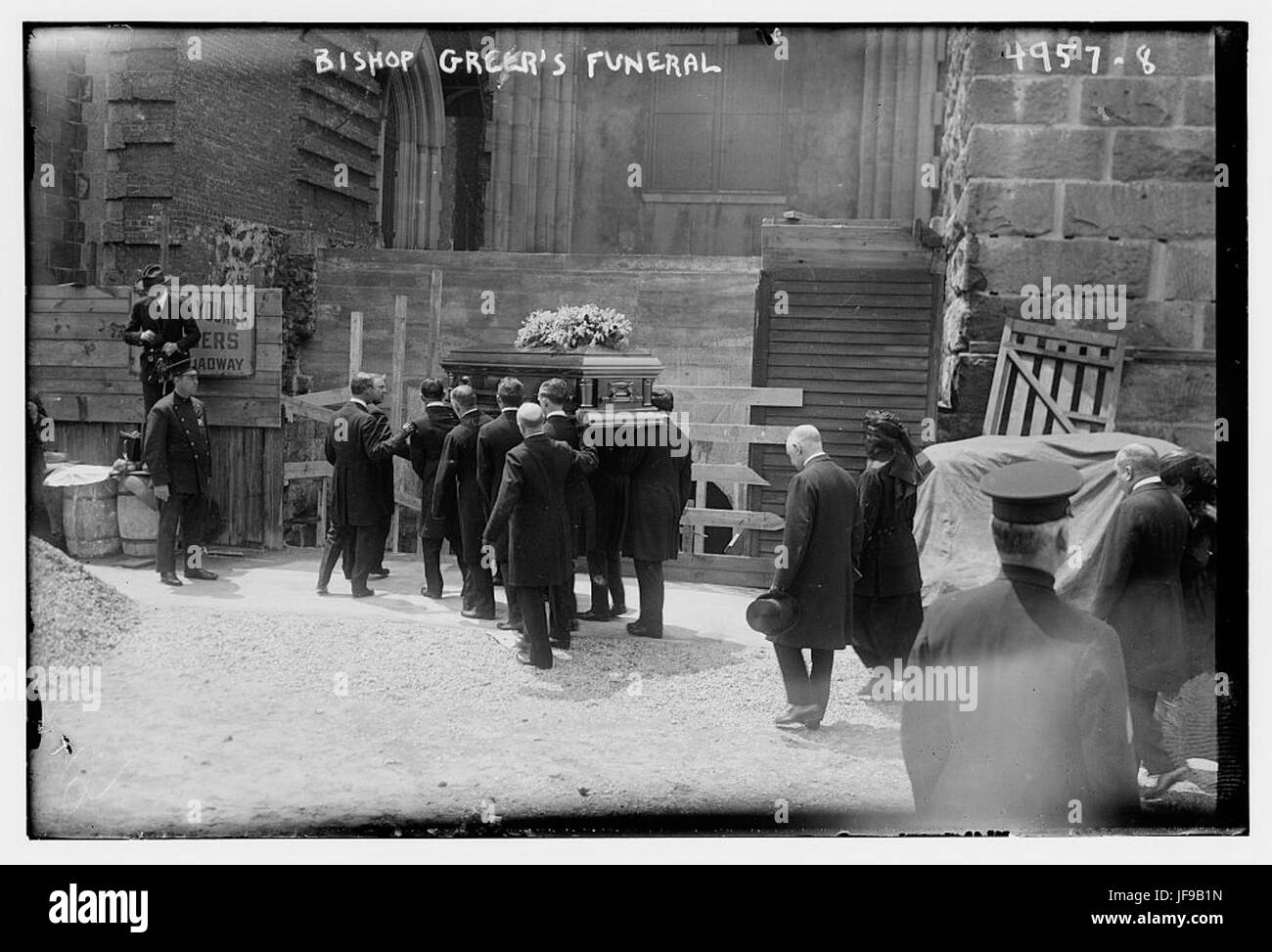 Une sombre photographie historique des funérailles de l'évêque Greer, capturant un moment d'importance religieuse et de deuil communautaire. Banque D'Images Une sombre photographie historique des funérailles de l'évêque Greer, capturant un moment d'importance religieuse et de deuil communautaire. Banque D'Images