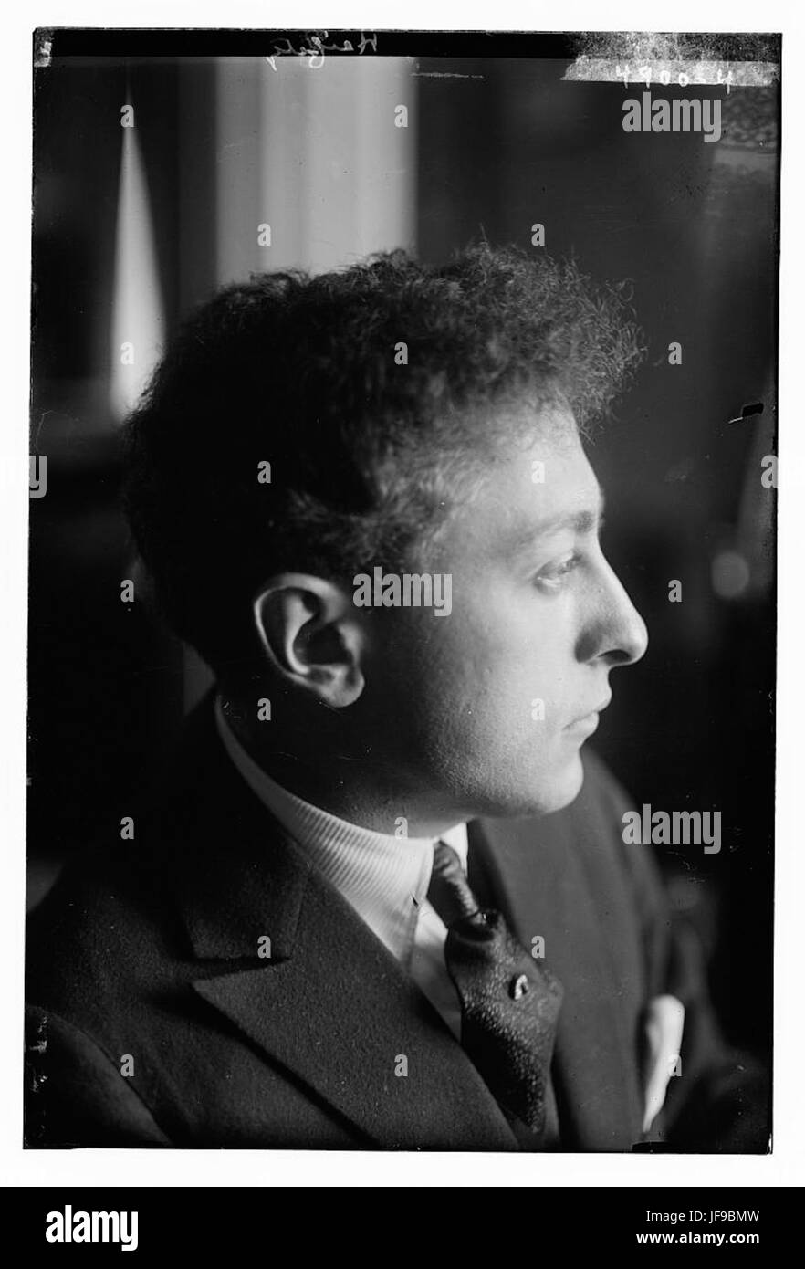 Heifetz, le légendaire violoniste Jascha Heifetz capturé dans une photographie emblématique, réputé pour sa technique inégalée et son éclat musical. Banque D'Images