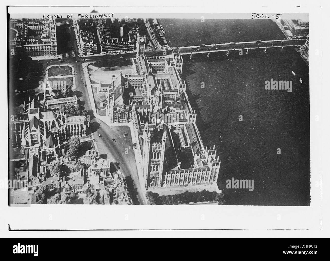 Une vue classique des chambres du Parlement à Londres, mettant en valeur la structure emblématique et la tour de l'horloge Big Ben. Banque D'Images
