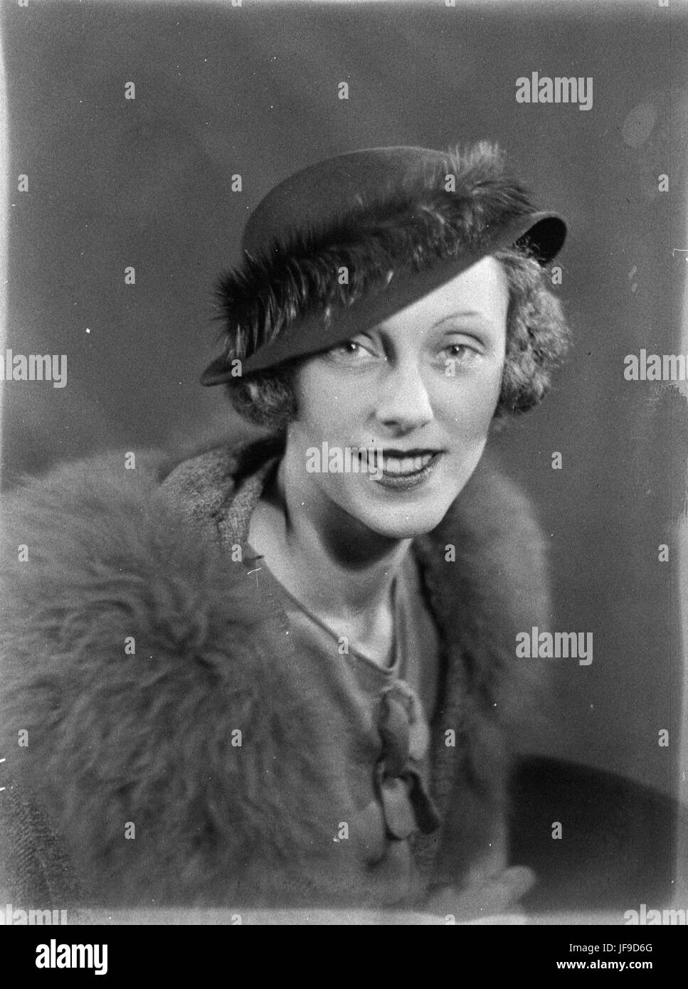 Femme non identifiée portant un chapeau vintage, capturé dans la photographie historique Banque D'Images
