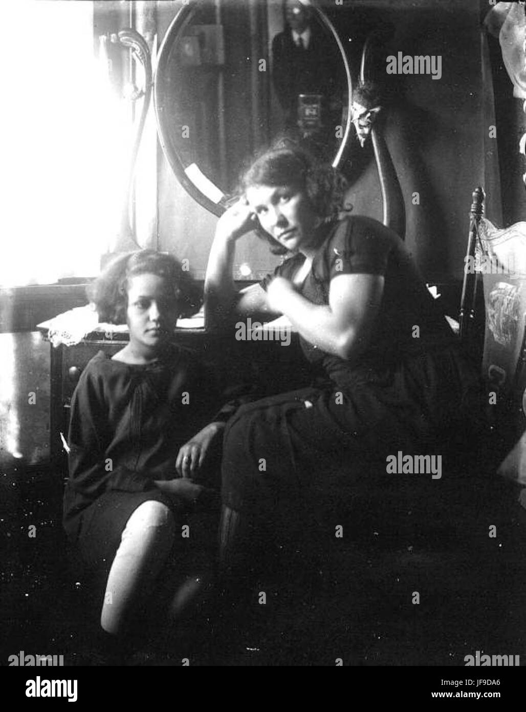 Photographie vintage d'une femme et d'un enfant assis dans un bureau, un moment de la vie quotidienne Banque D'Images