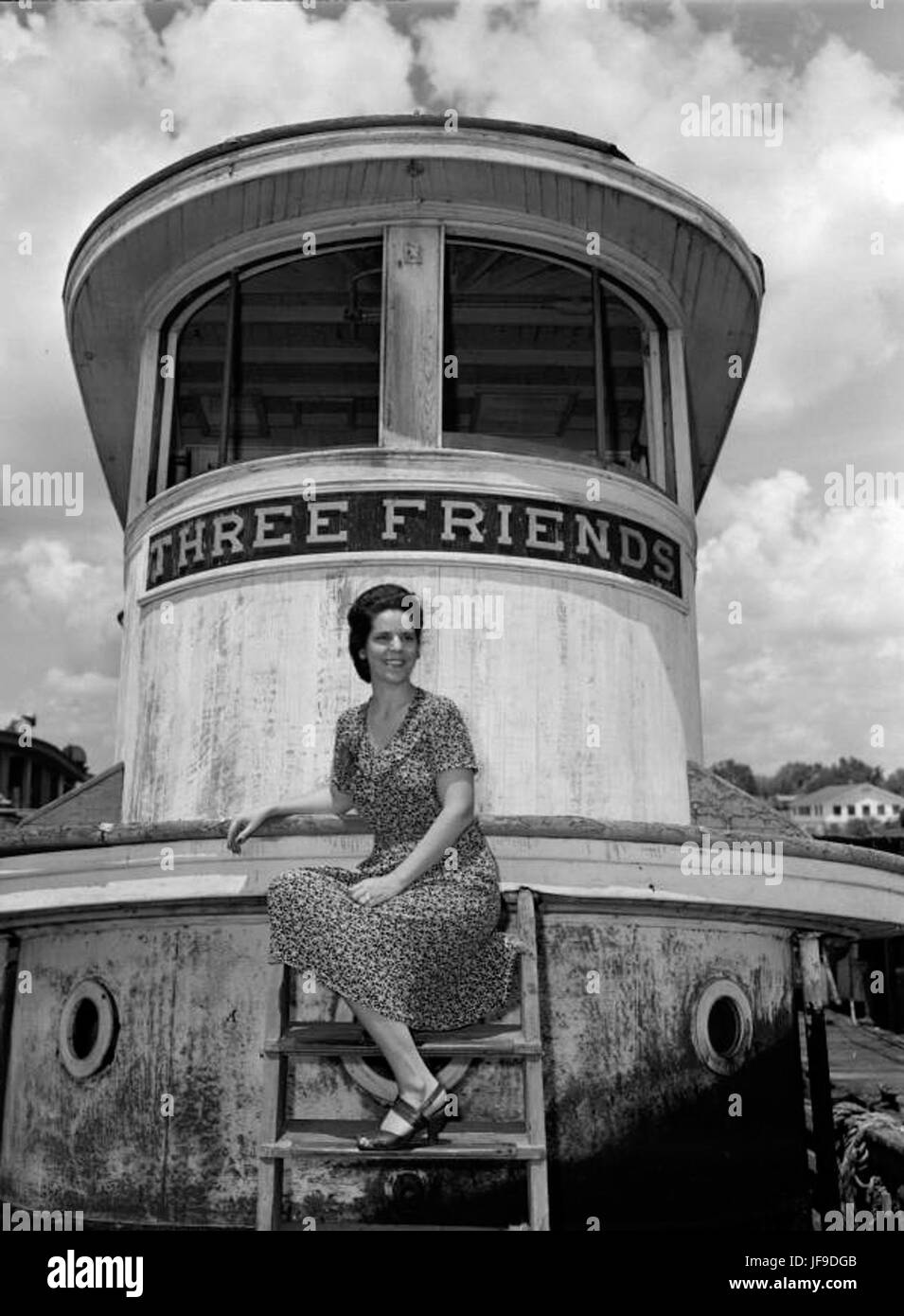 Dorcas Beckley posant devant le bateau à vapeur Three Friends - Un moment historique capturé avec une femme tranquille devant un bateau à vapeur classique, un aperçu de l'histoire maritime Banque D'Images
