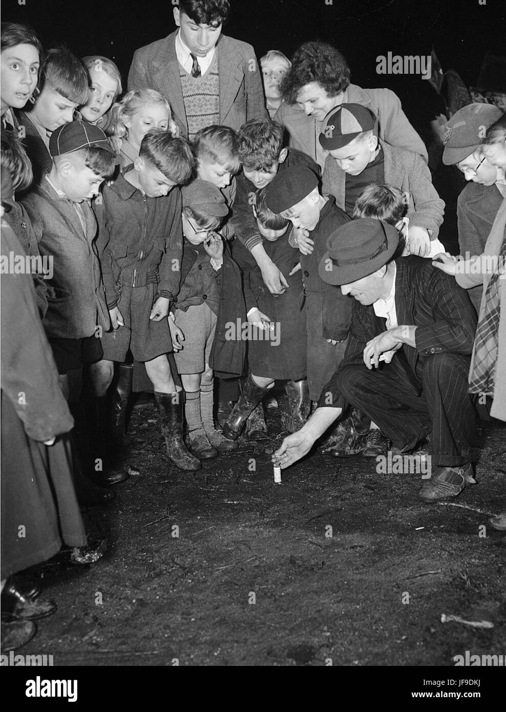 Fête de Guy Fawkes à Caerphilly, au pays de Galles, où la communauté s'est réunie pour marquer l'événement historique avec des feux d'artifice et des feux de joie. Cette célébration britannique traditionnelle commémore l'échec du complot de la poudre à canon. Banque D'Images