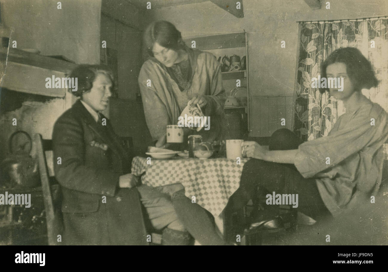 Portrait de Vera Jack Holme, capturé en 1918, reflet de l'histoire sociale et de la mode du début du XXe siècle. Banque D'Images