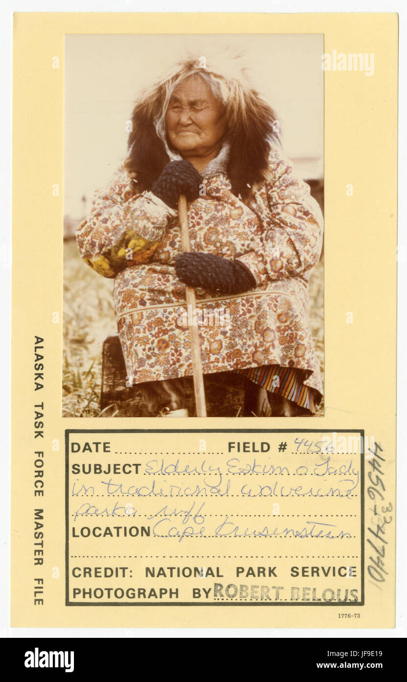Photographie d'une femme esquimau âgée portant un ruf de parka traditionnel en carcajou, reflétant la culture indigène de l'Alaska. Banque D'Images