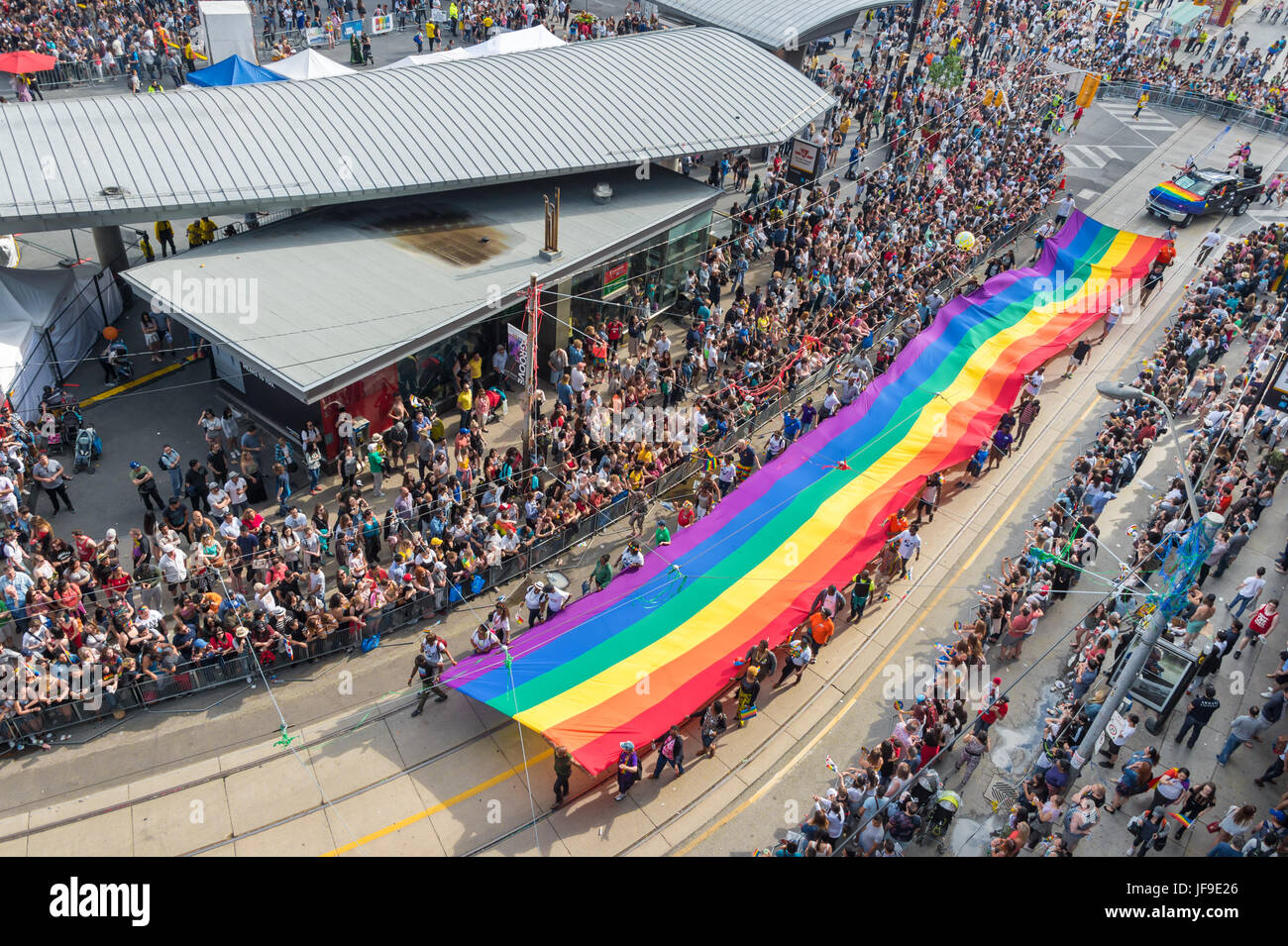 Toronto, Canada - 25 juin 2017 : gay géant comme drapeau arc-en-ciel vu de dessus au cours de Toronto Pride Parade (Yonge-Dundas Square) Banque D'Images