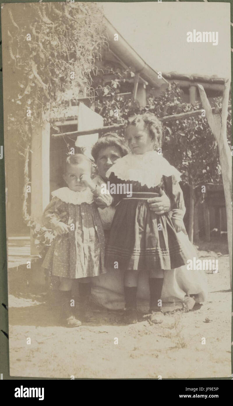 Portrait de deux enfants de brousse et d'une femme, Nouveau Sud Banque D'Images